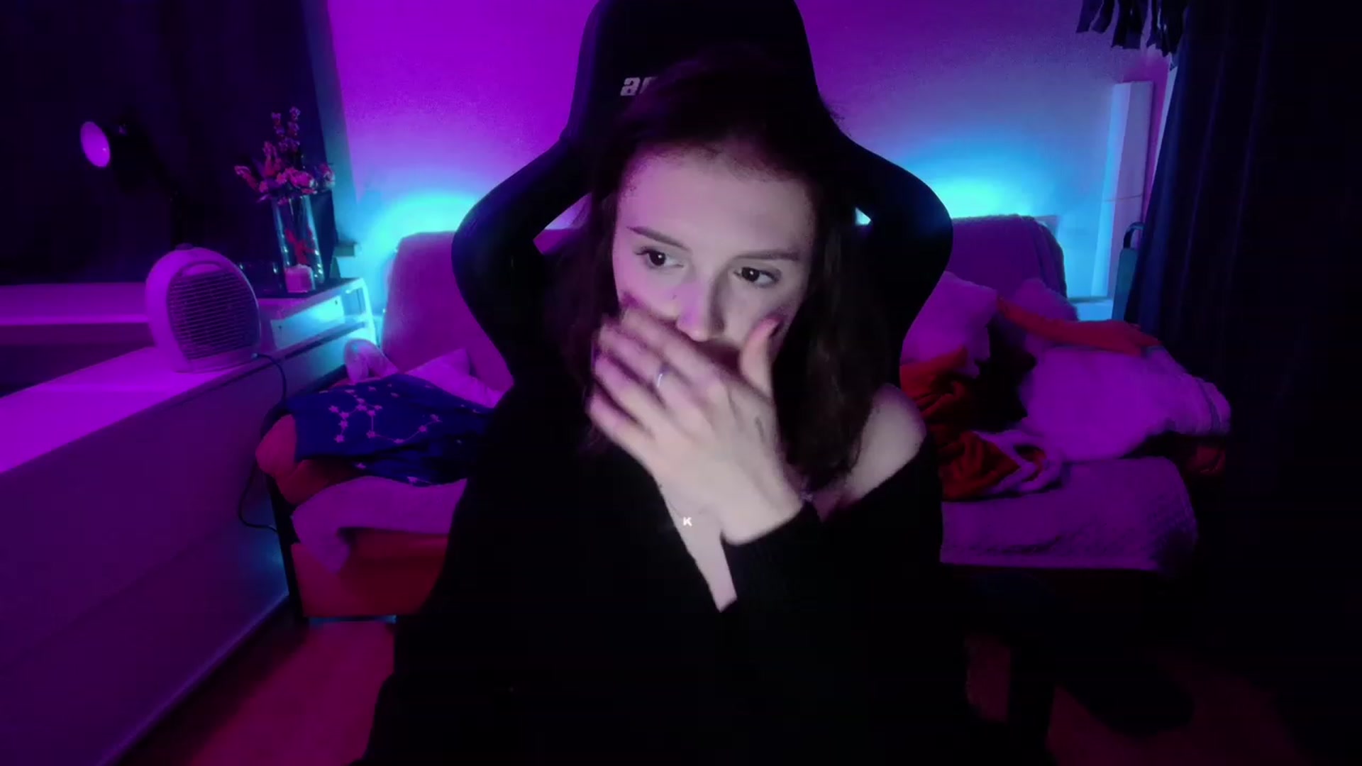 Gallery image thumbnail from crybabyKys's myfreecams stream on, 12/10/2023, 24:41 image 3 of 20