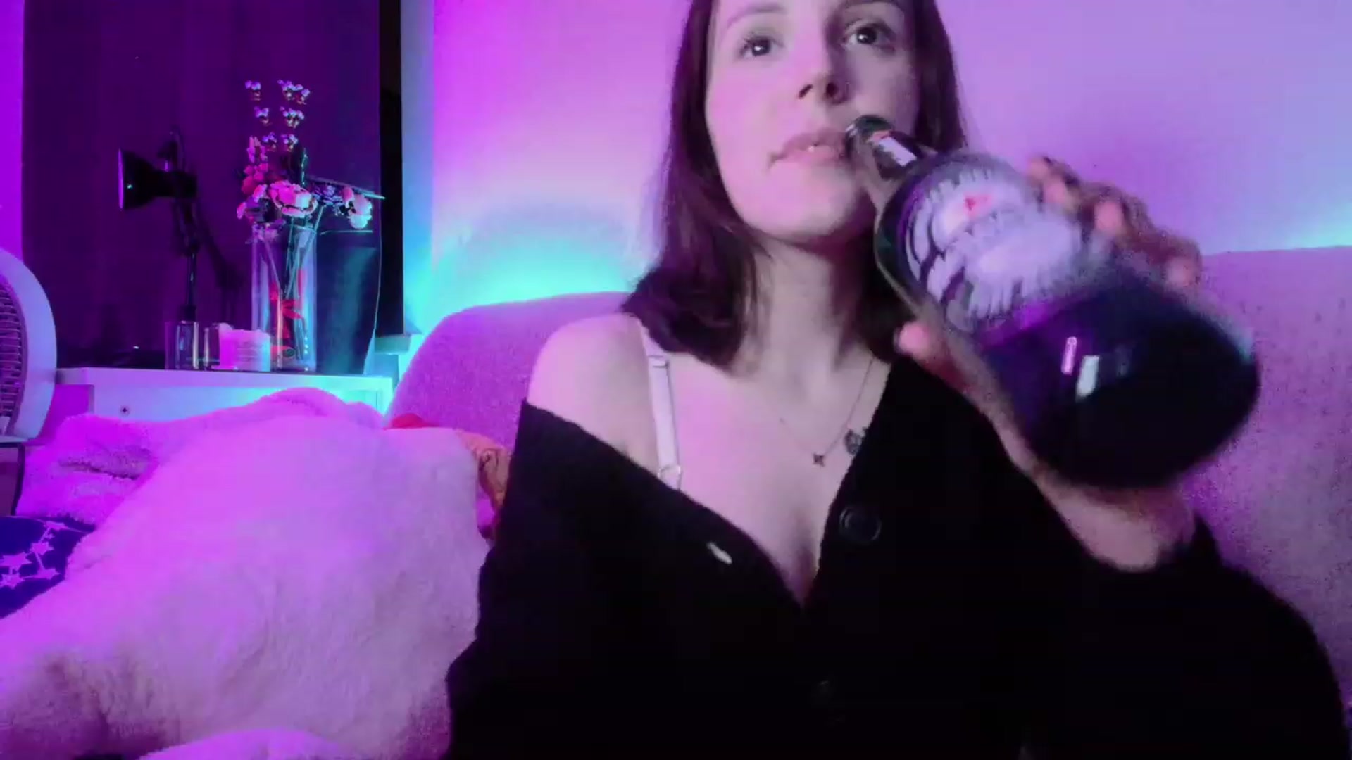 Gallery image thumbnail from crybabyKys's myfreecams stream on, 12/10/2023, 24:41 image 12 of 20