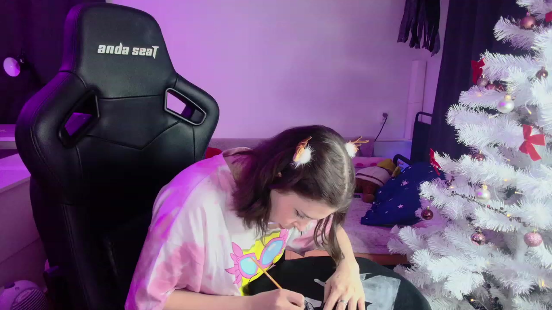 Gallery image thumbnail from crybabyKys's myfreecams stream on, 12/17/2023, 20:11 image 19 of 20