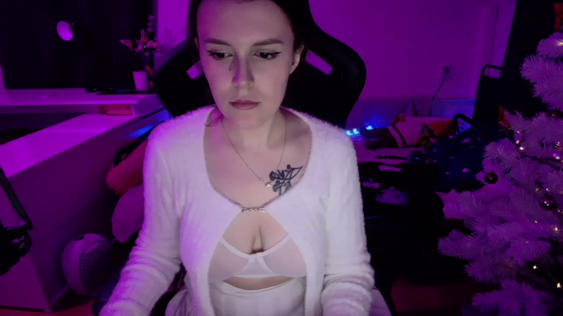 Gallery image thumbnail from crybabyKys's myfreecams stream on, 12/18/2023, 02:32 image 13 of 20