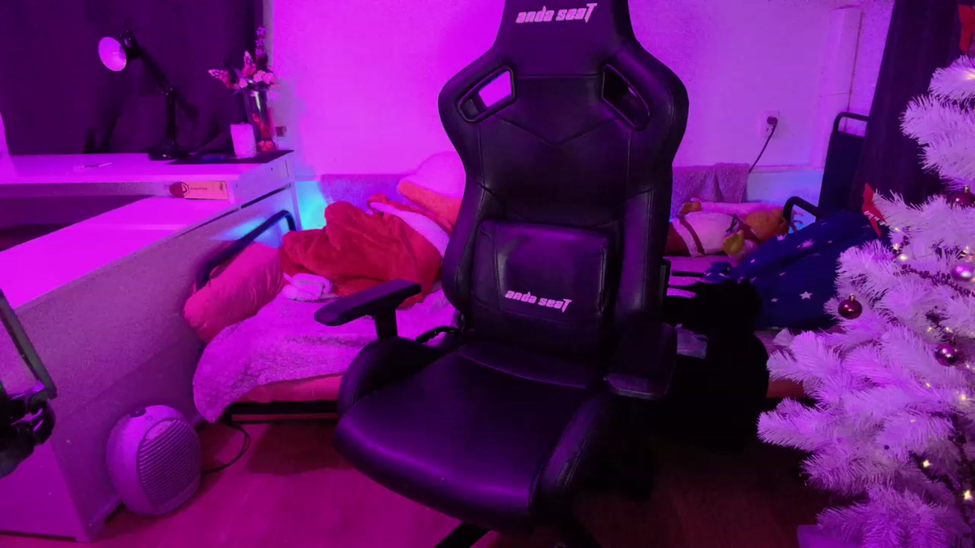Gallery image thumbnail from crybabyKys's myfreecams stream on, 12/18/2023, 02:32 image 10 of 20