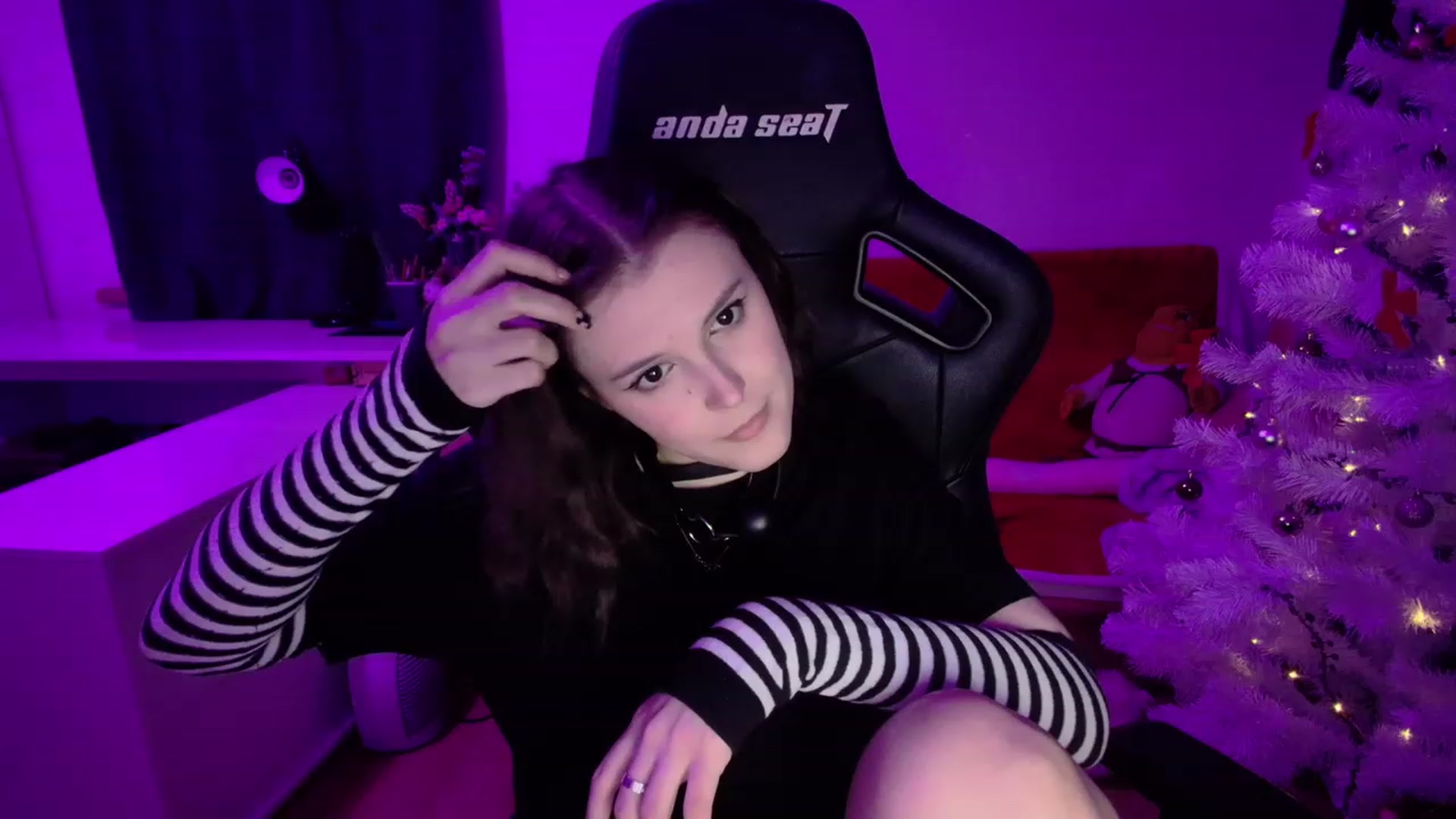Gallery image thumbnail from crybabyKys's myfreecams stream on, 12/24/2023, 22:38 image 8 of 20