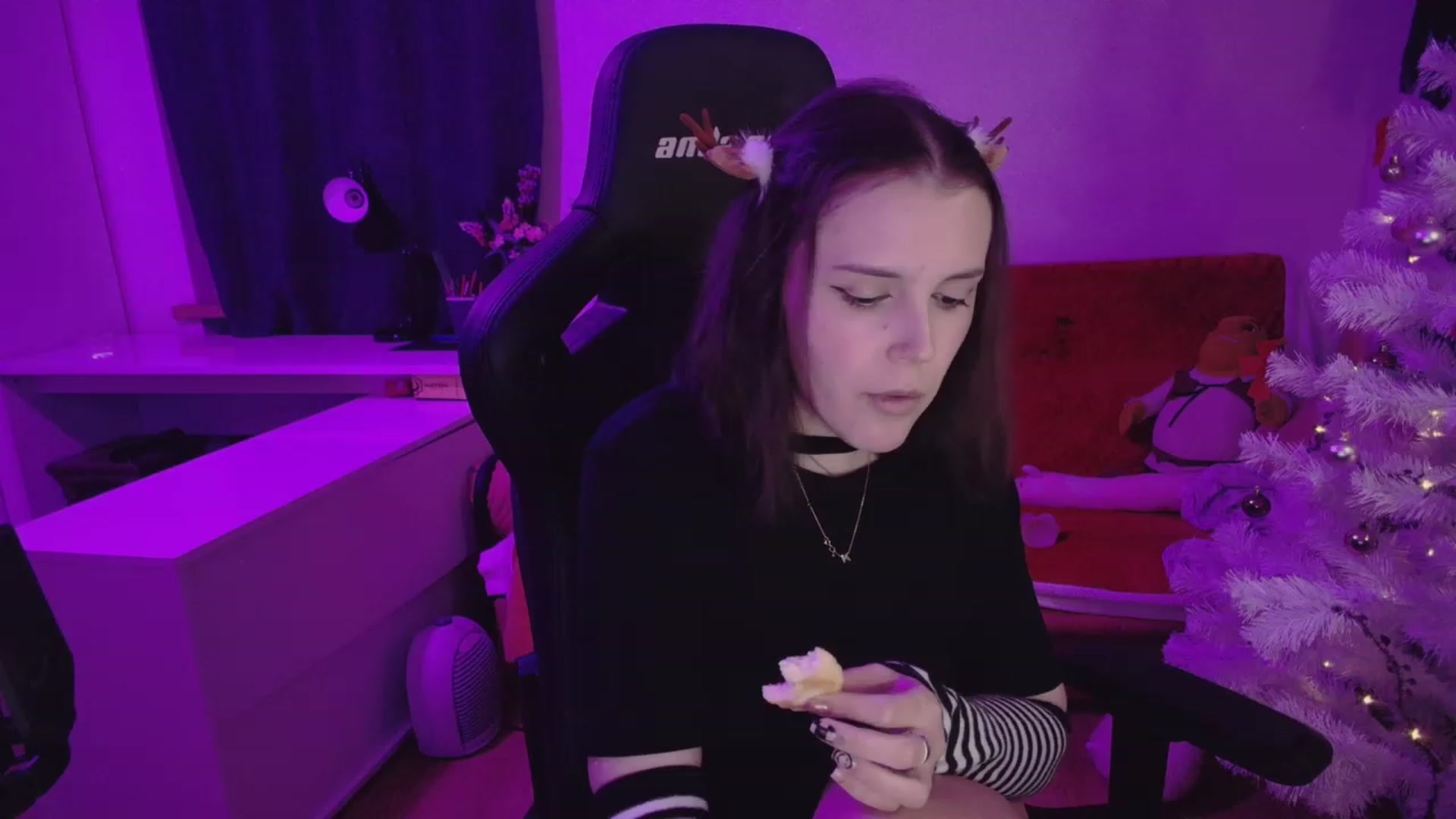 Gallery image thumbnail from crybabyKys's myfreecams stream on, 12/24/2023, 22:38 image 16 of 20
