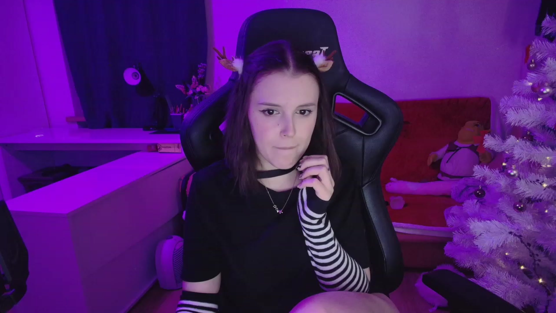 Gallery image thumbnail from crybabyKys's myfreecams stream on, 12/24/2023, 22:38 image 12 of 20