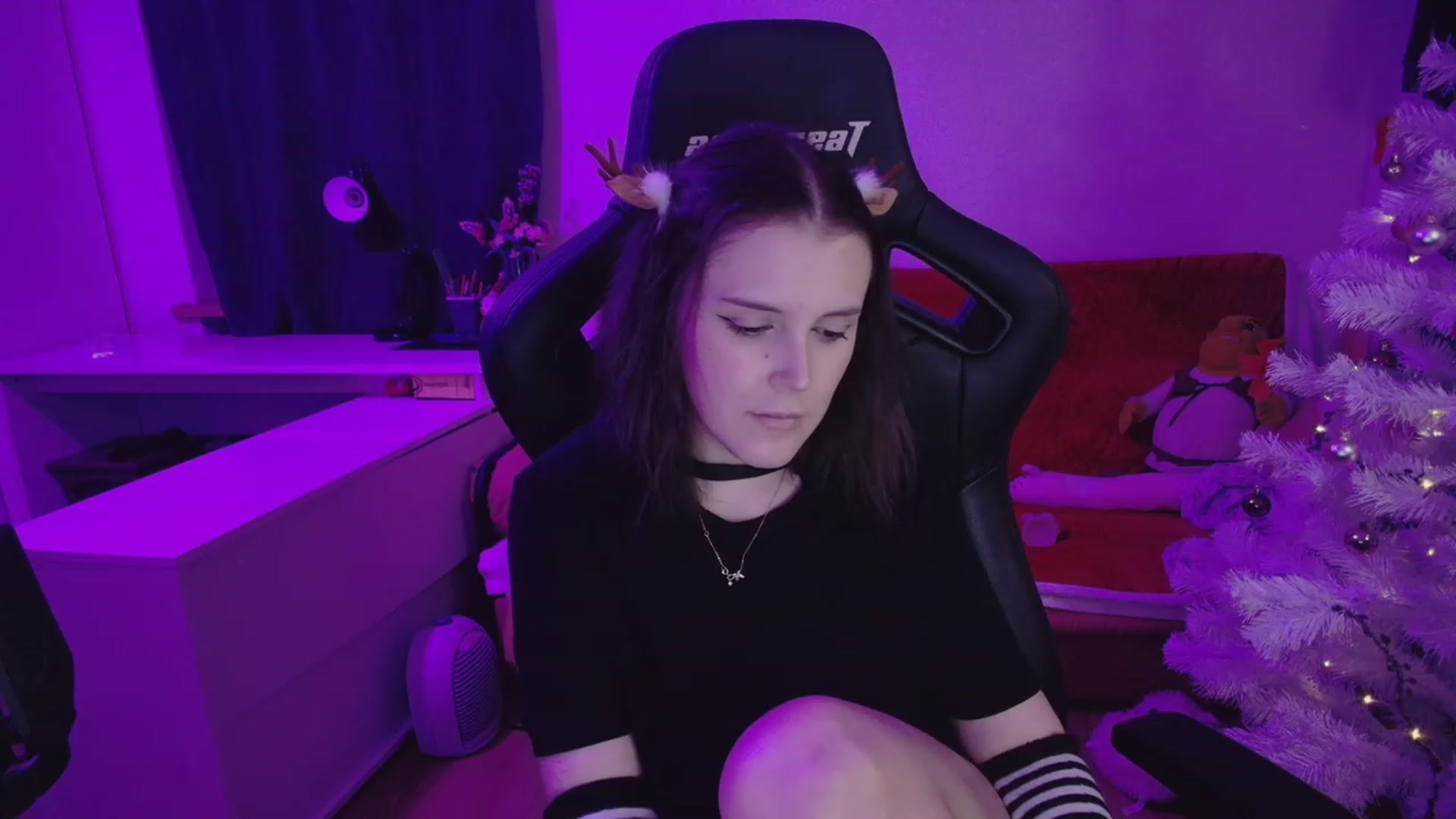 Gallery image thumbnail from crybabyKys's myfreecams stream on, 12/24/2023, 22:38 image 13 of 20