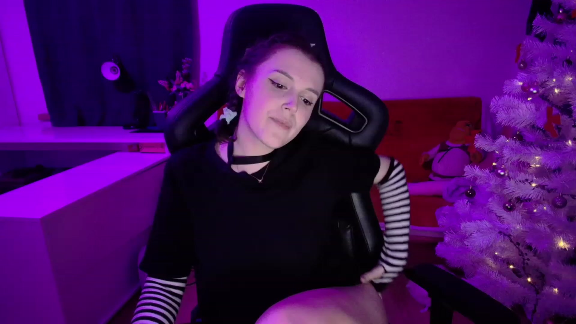 Gallery image thumbnail from crybabyKys's myfreecams stream on, 12/24/2023, 22:38 image 2 of 20