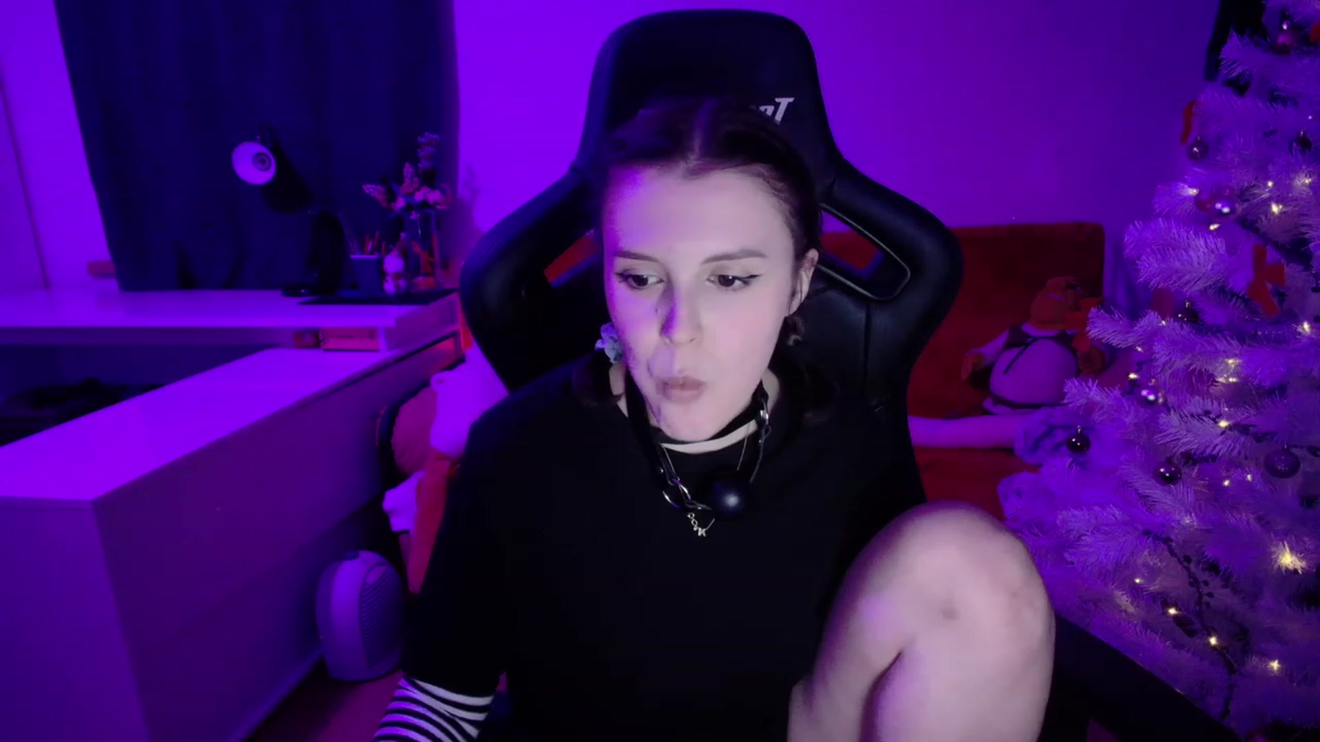Gallery image thumbnail from crybabyKys's myfreecams stream on, 12/24/2023, 22:38 image 7 of 20