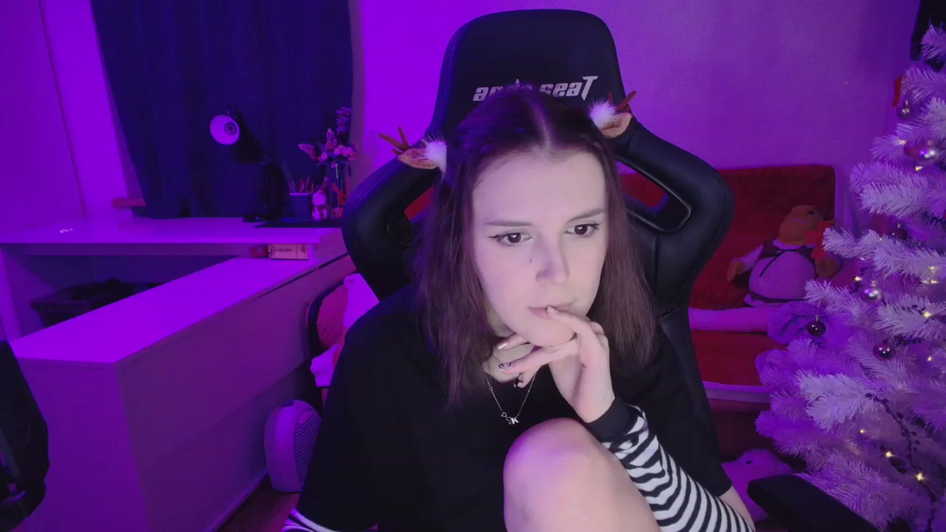 Gallery image thumbnail from crybabyKys's myfreecams stream on, 12/24/2023, 22:38 image 19 of 20