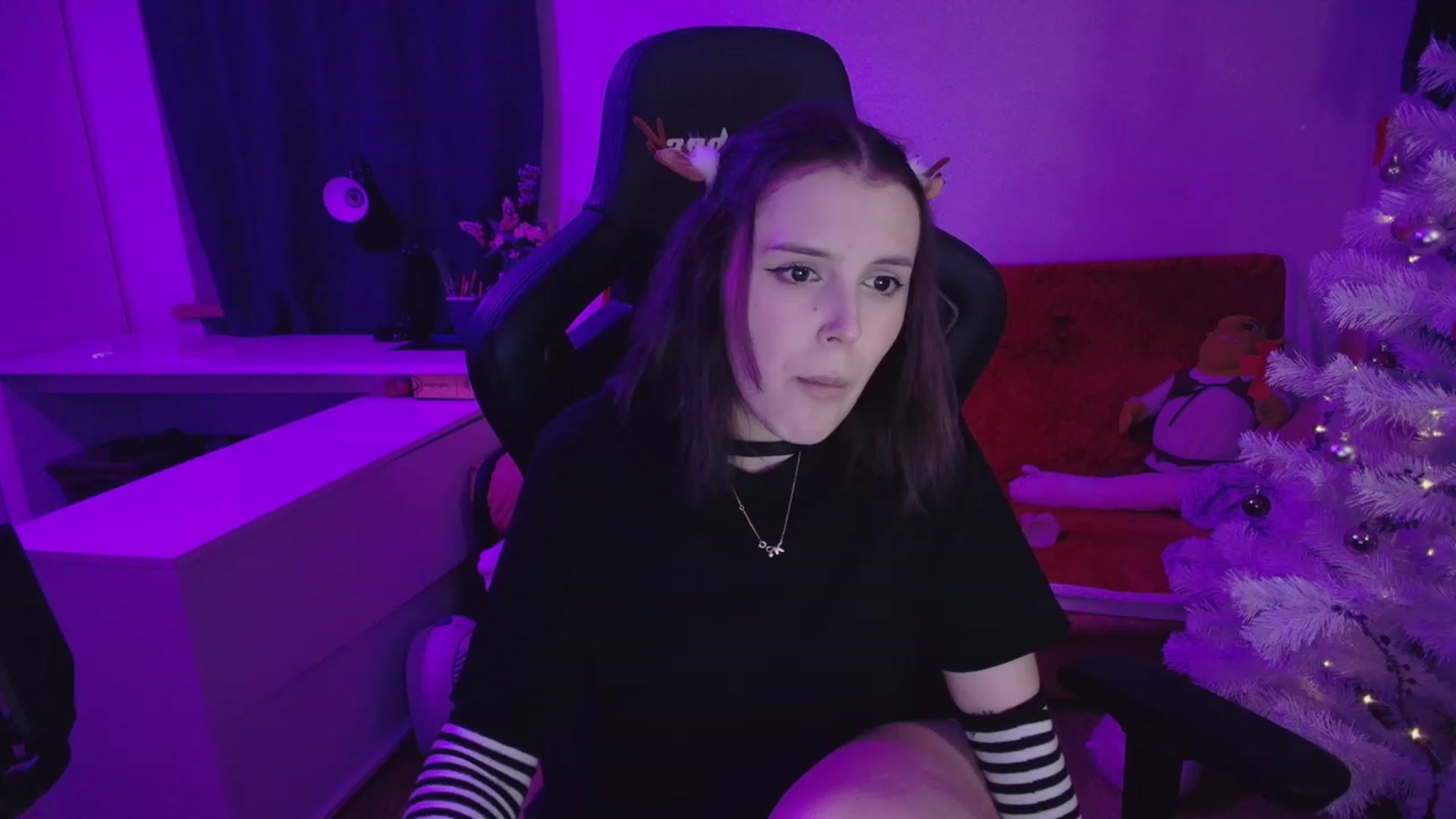 Gallery image thumbnail from crybabyKys's myfreecams stream on, 12/24/2023, 22:38 image 17 of 20