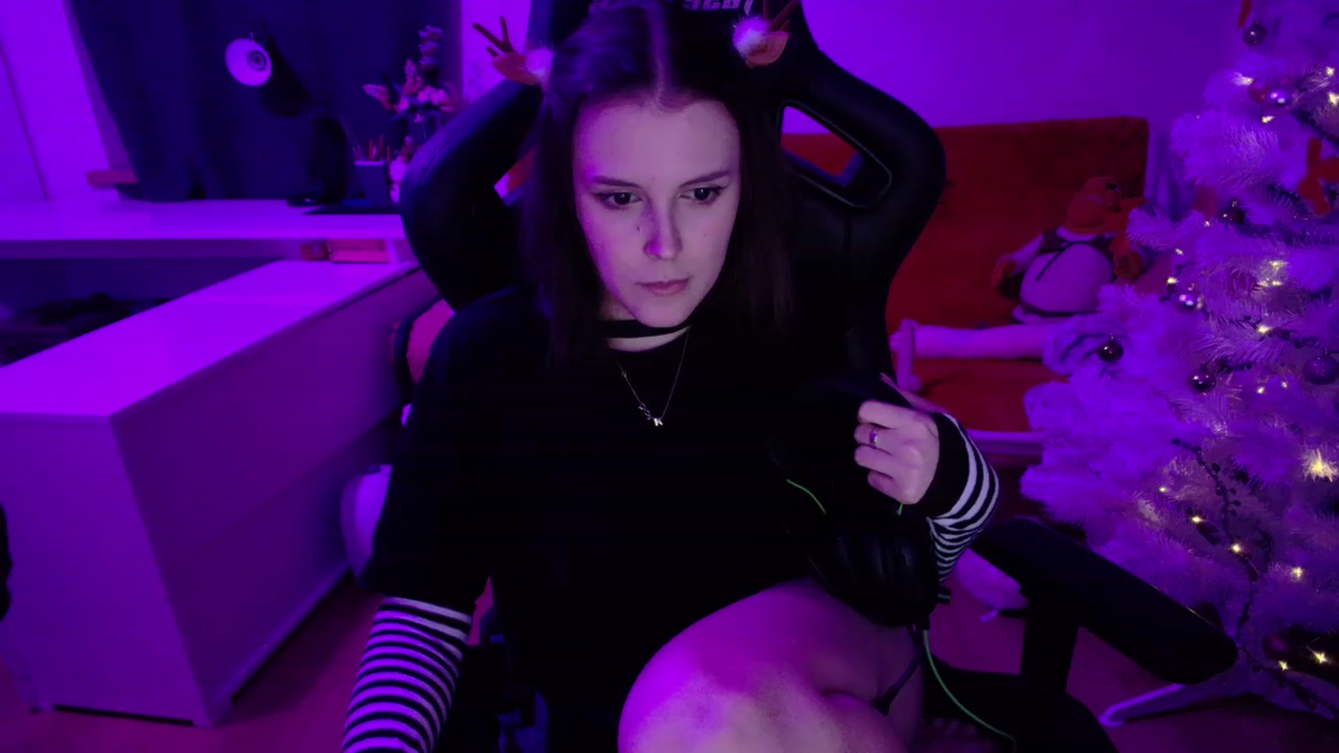 Gallery image thumbnail from crybabyKys's myfreecams stream on, 12/24/2023, 22:38 image 11 of 20