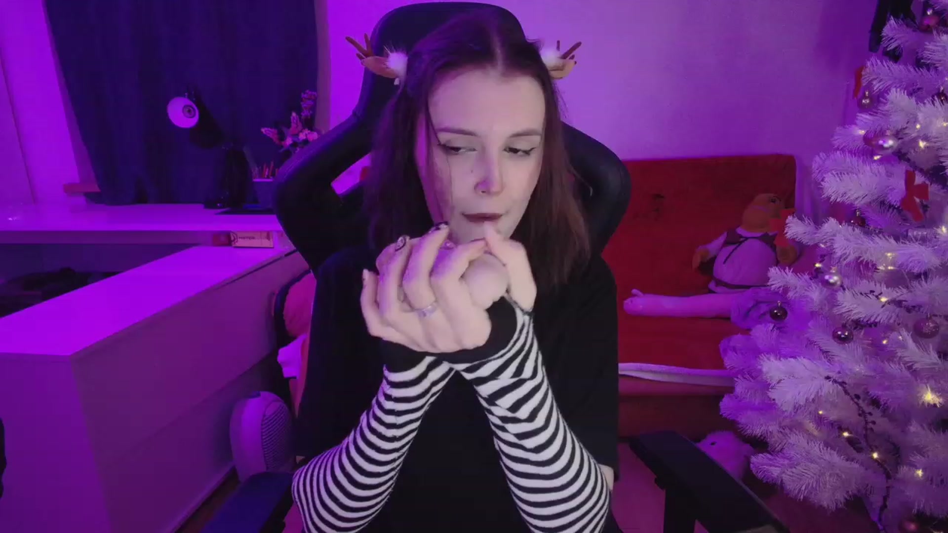 Gallery image thumbnail from crybabyKys's myfreecams stream on, 12/24/2023, 23:49 image 2 of 20