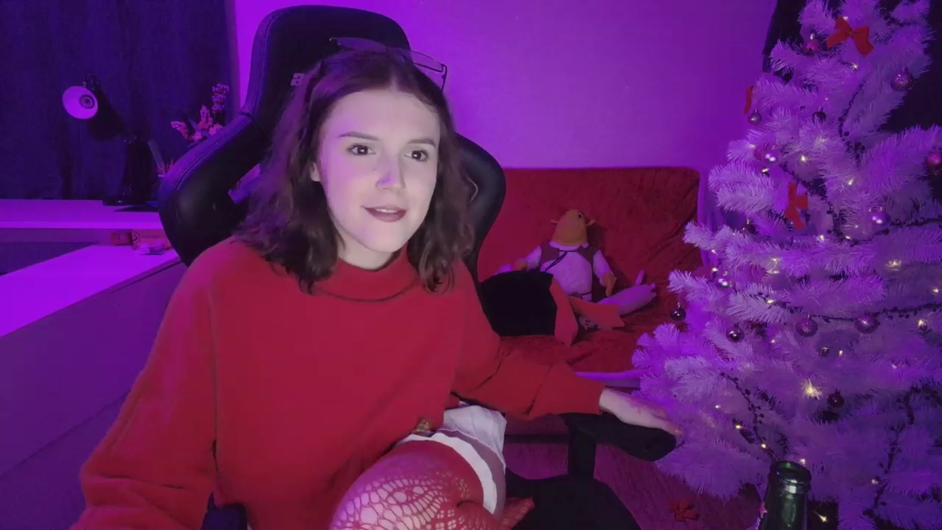 Gallery image thumbnail from crybabyKys's myfreecams stream on, 12/25/2023, 22:10 image 18 of 20