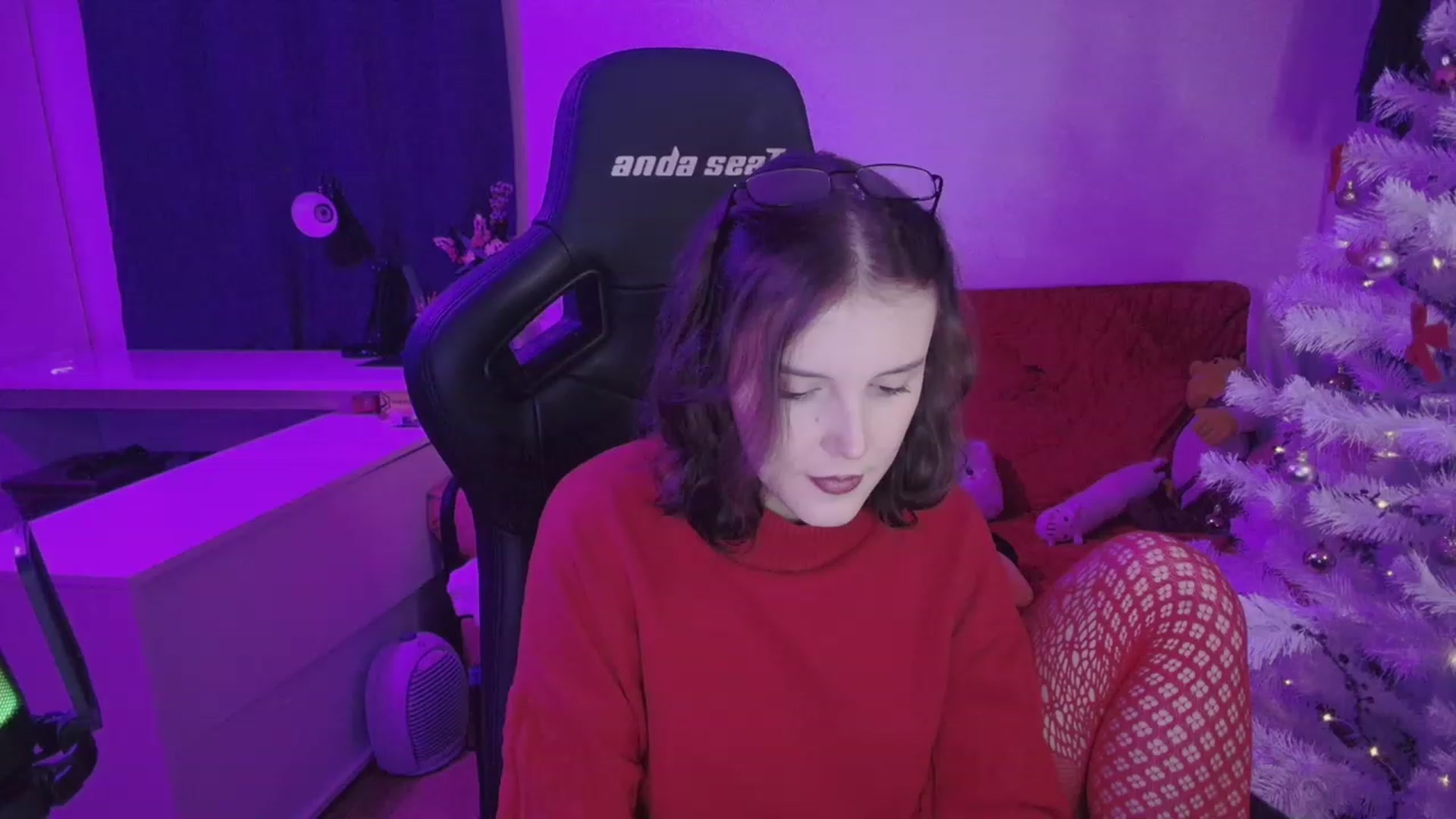 Gallery image thumbnail from crybabyKys's myfreecams stream on, 12/25/2023, 22:10 image 4 of 20