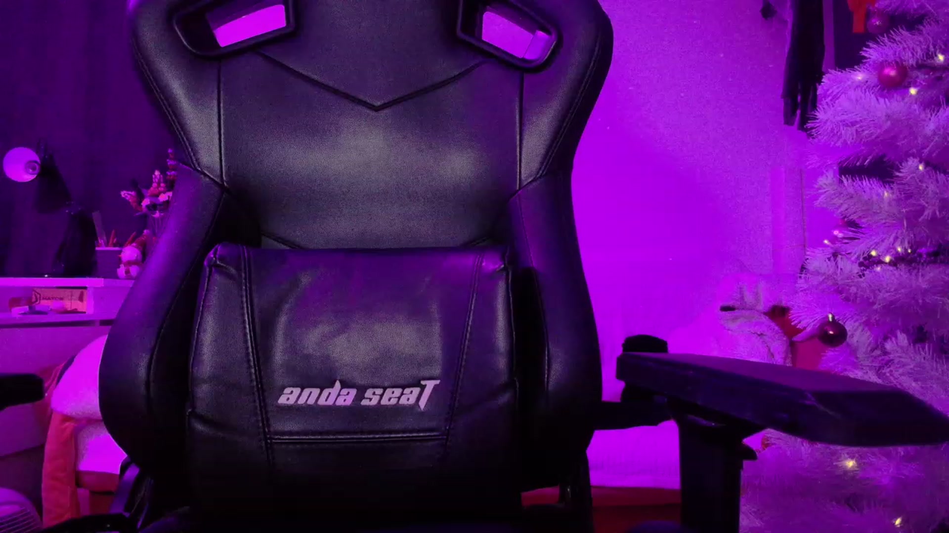 Gallery image thumbnail from crybabyKys's myfreecams stream on, 12/26/2023, 21:36 image 19 of 20