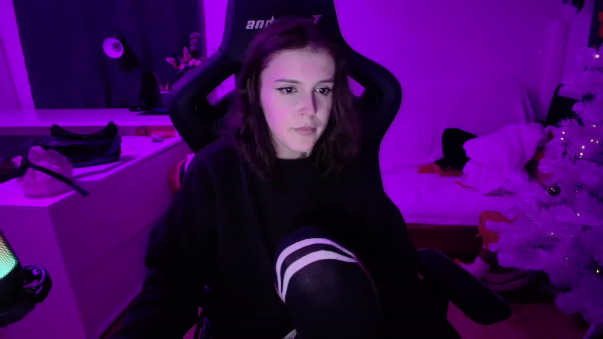 Gallery image thumbnail from crybabyKys's myfreecams stream on, 12/26/2023, 23:27 image 1 of 20