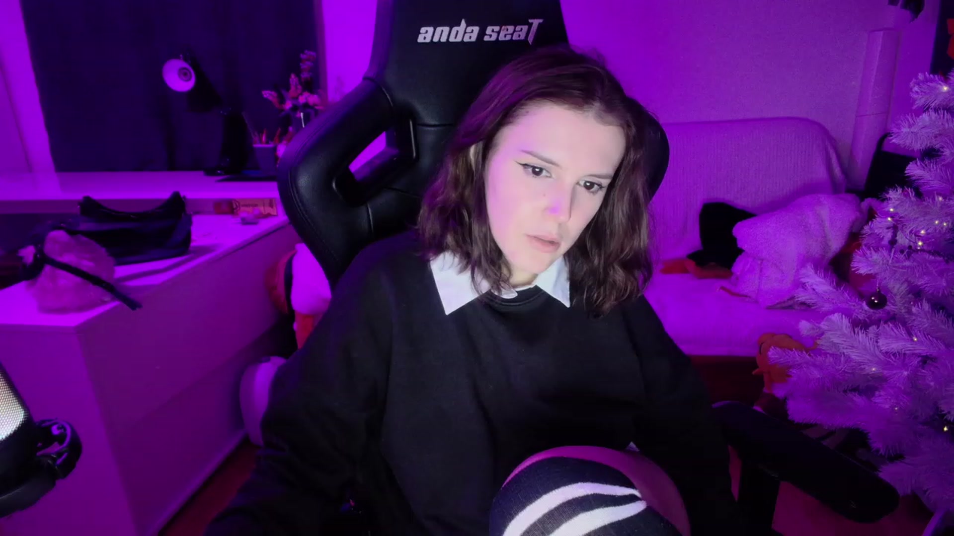 Gallery image thumbnail from crybabyKys's myfreecams stream on, 12/26/2023, 23:27 image 2 of 20