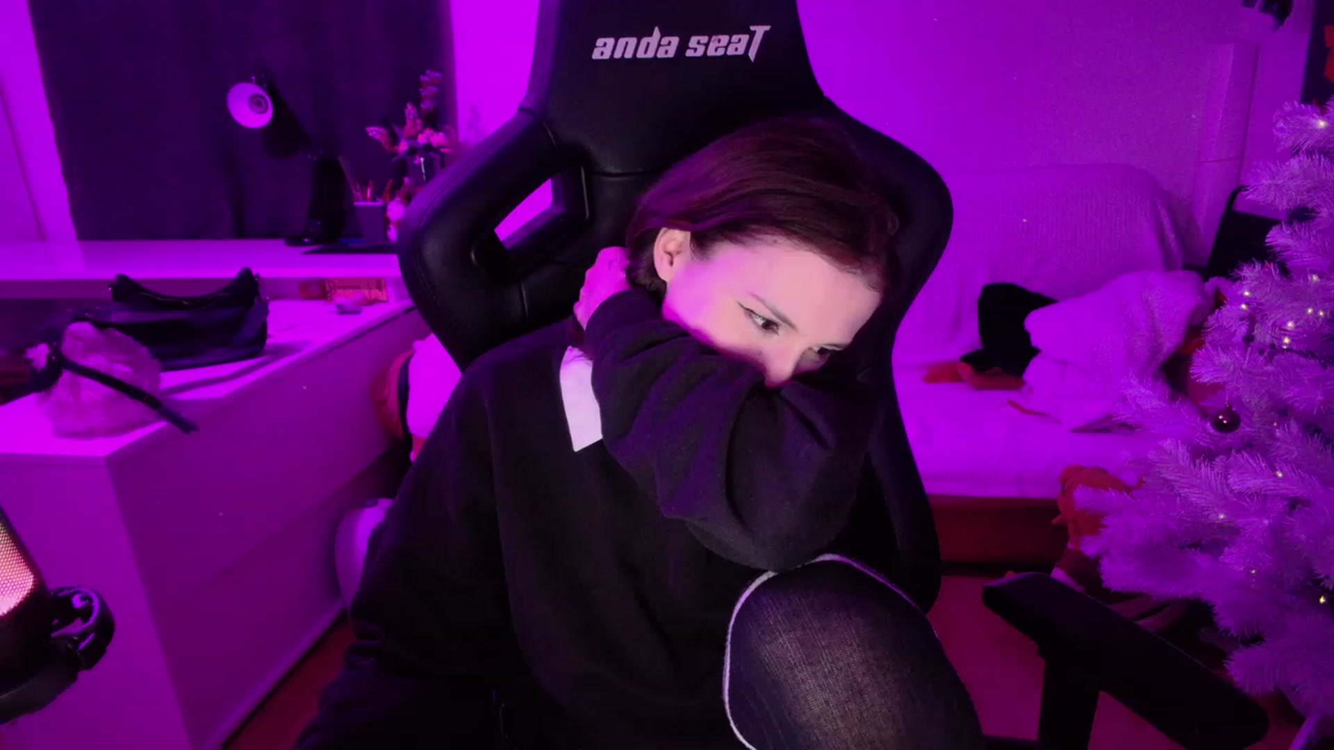 Gallery image thumbnail from crybabyKys's myfreecams stream on, 12/26/2023, 23:27 image 4 of 20
