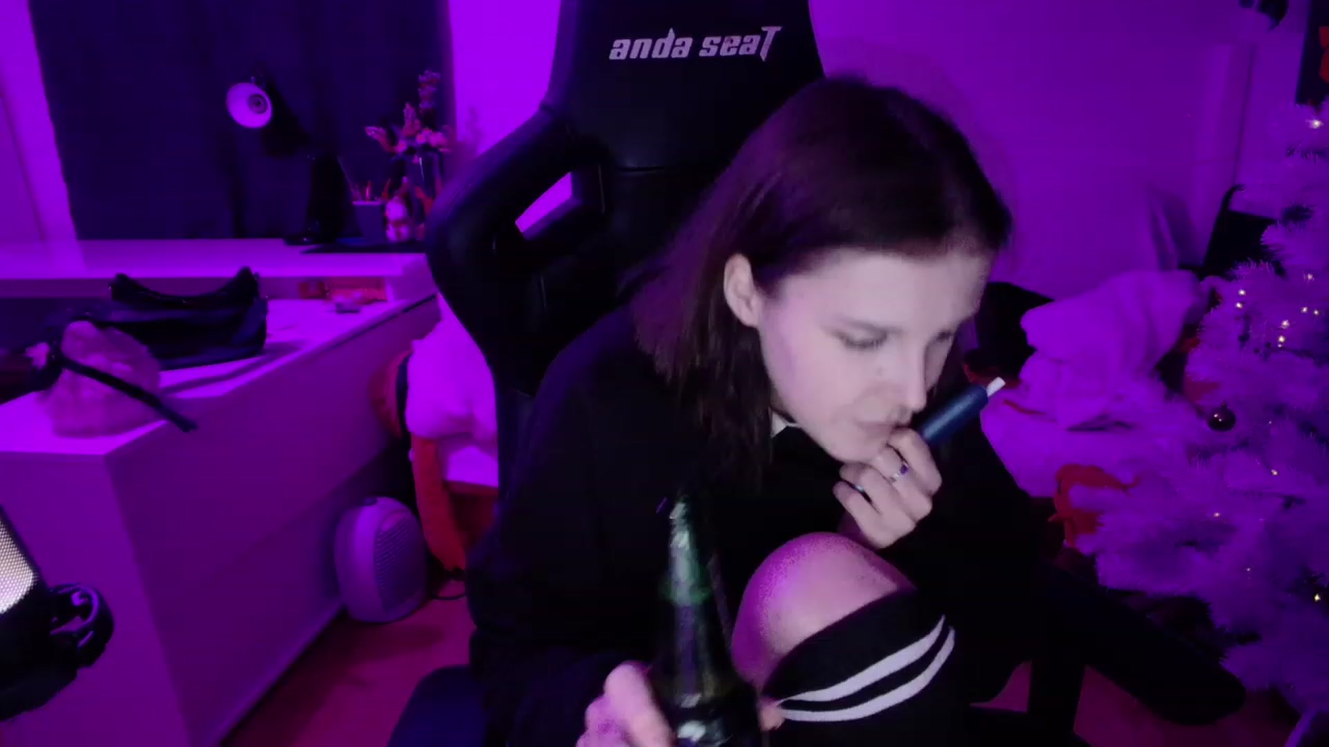 Gallery image thumbnail from crybabyKys's myfreecams stream on, 12/26/2023, 23:27 image 10 of 20