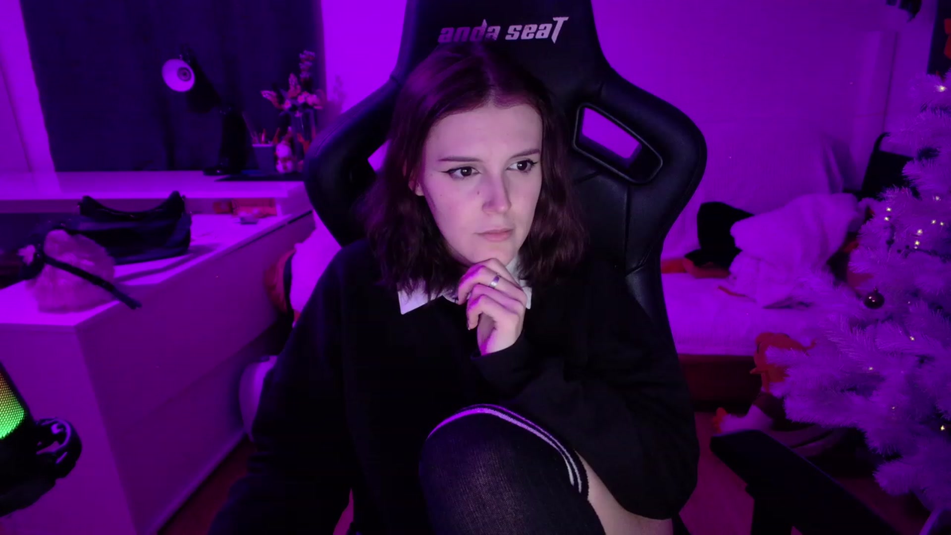Gallery image thumbnail from crybabyKys's myfreecams stream on, 12/26/2023, 23:27 image 6 of 20