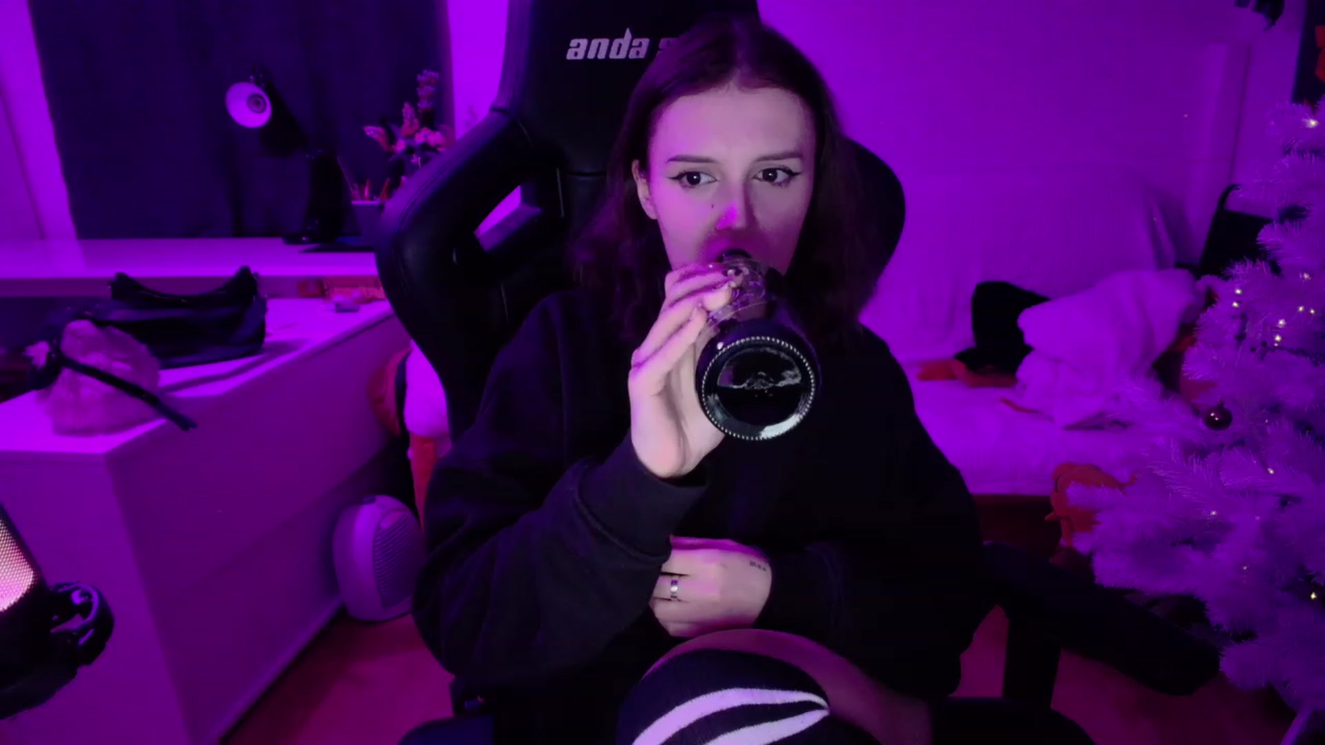 Gallery image thumbnail from crybabyKys's myfreecams stream on, 12/26/2023, 23:27 image 11 of 20