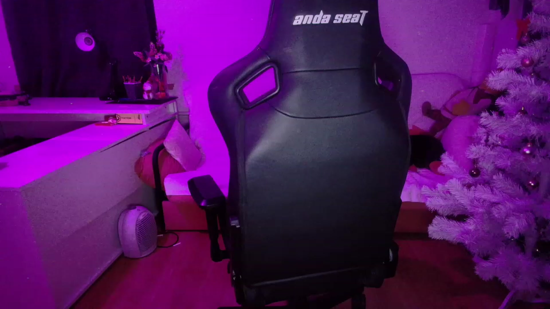 Gallery image thumbnail from crybabyKys's myfreecams stream on, 12/28/2023, 21:33 image 4 of 20