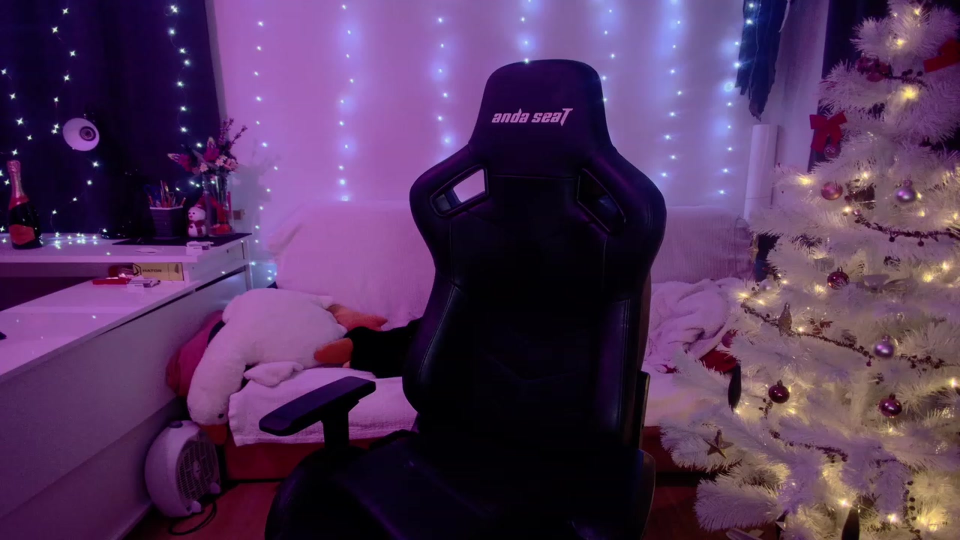 Gallery image thumbnail from crybabyKys's myfreecams stream on, 12/31/2023, 20:55 image 18 of 20