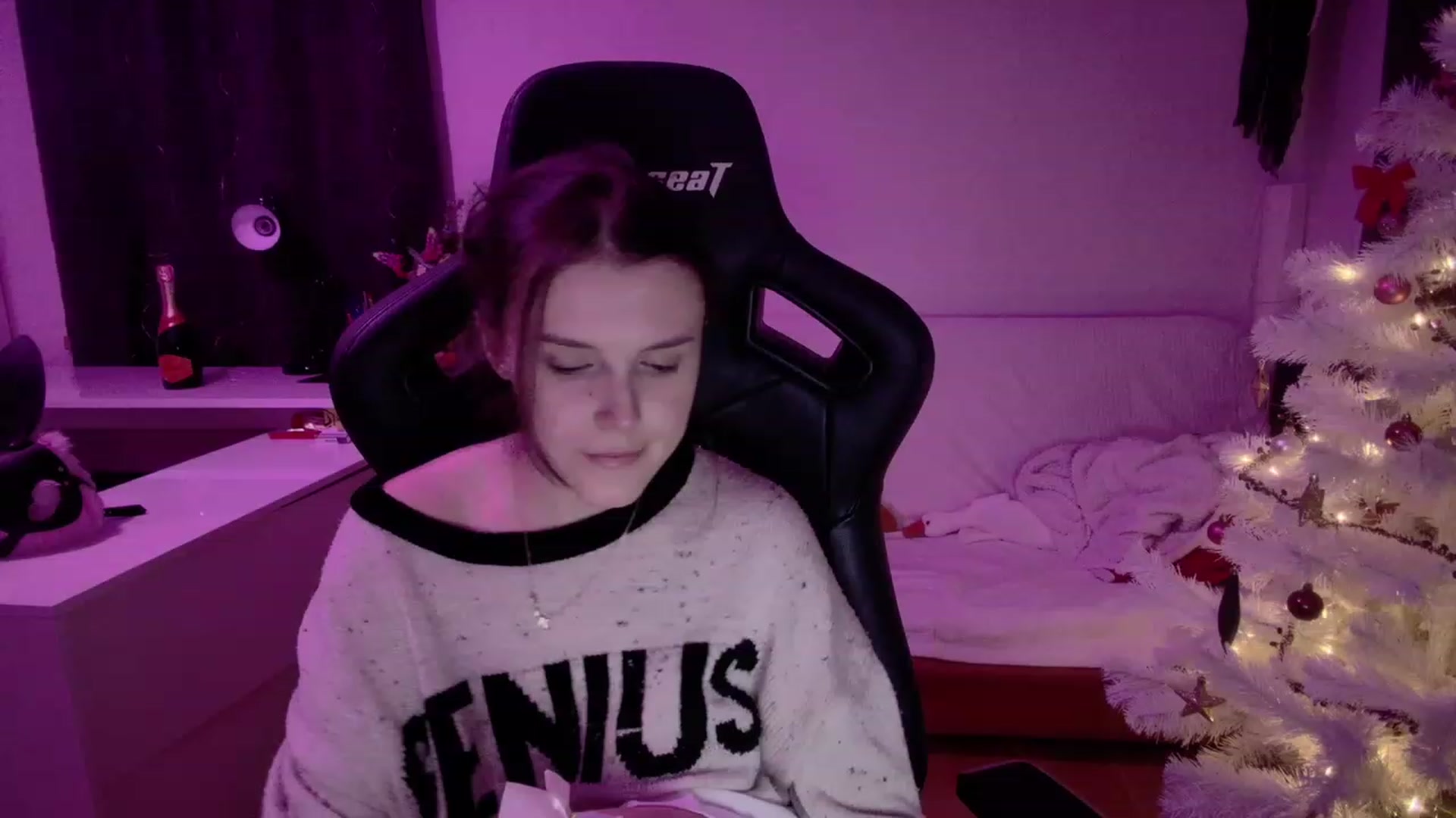 Gallery image thumbnail from crybabyKys's myfreecams stream on, 12/31/2023, 23:32 image 8 of 20