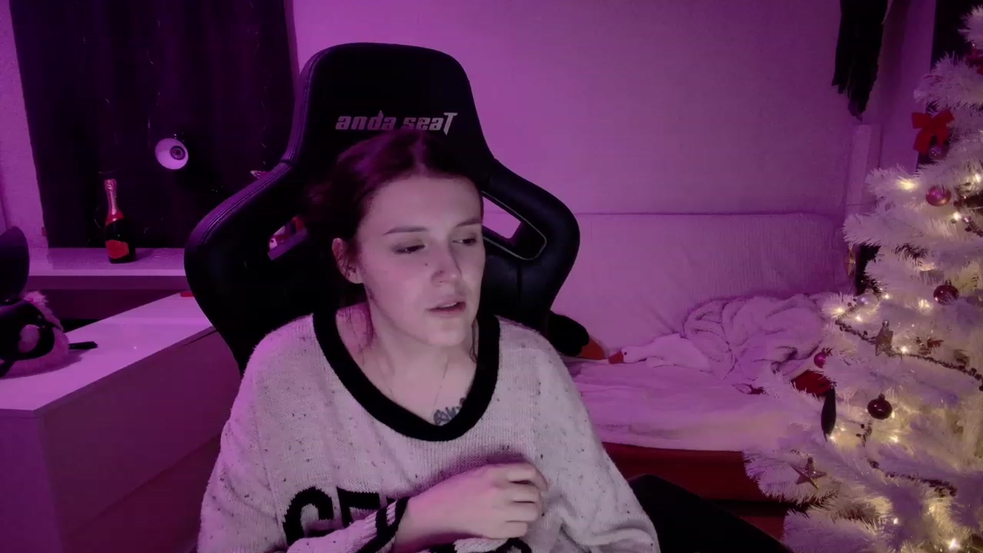 Gallery image thumbnail from crybabyKys's myfreecams stream on, 01/01/2024, 01:30 image 15 of 20