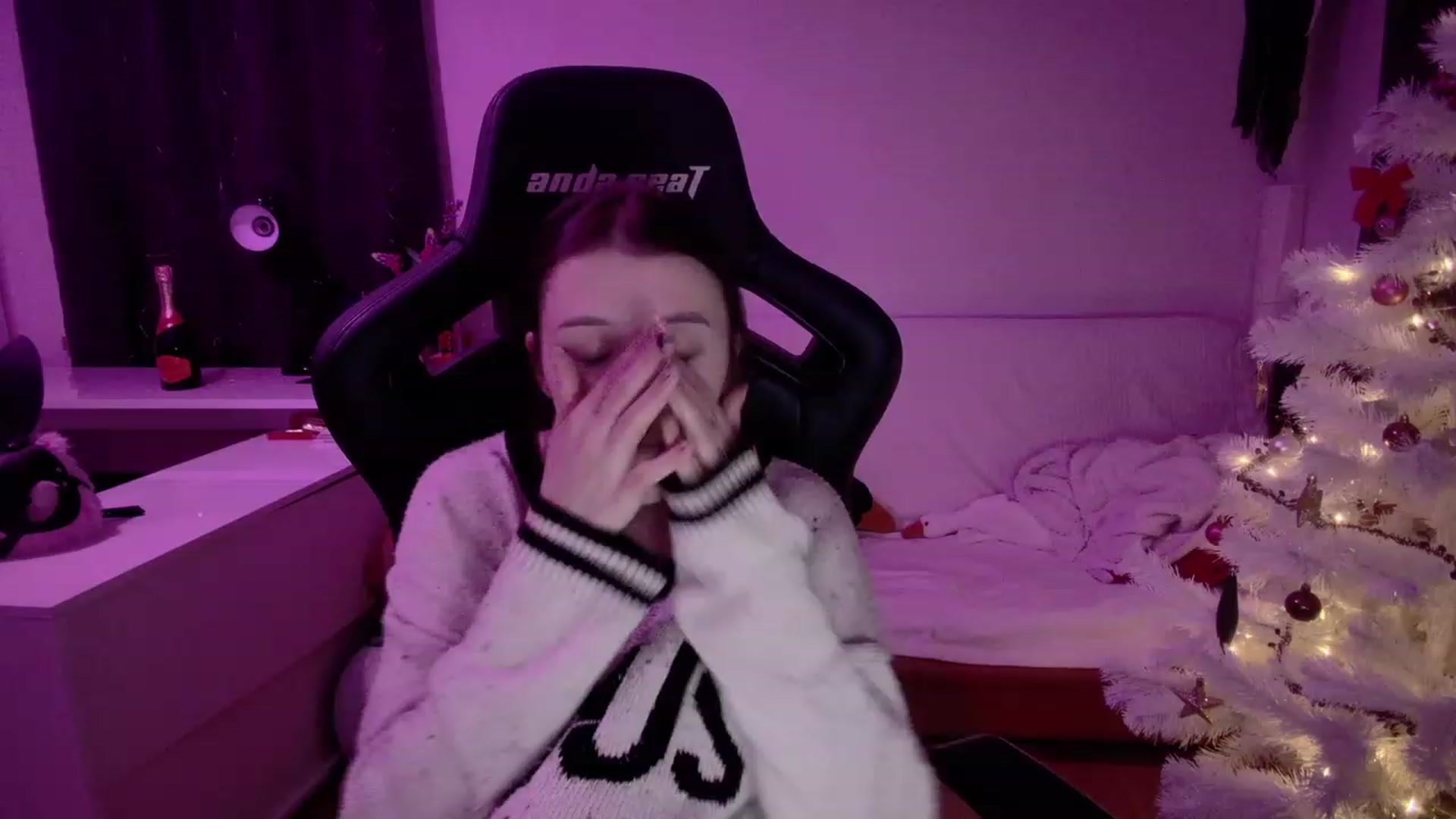 Gallery image thumbnail from crybabyKys's myfreecams stream on, 01/01/2024, 01:30 image 11 of 20