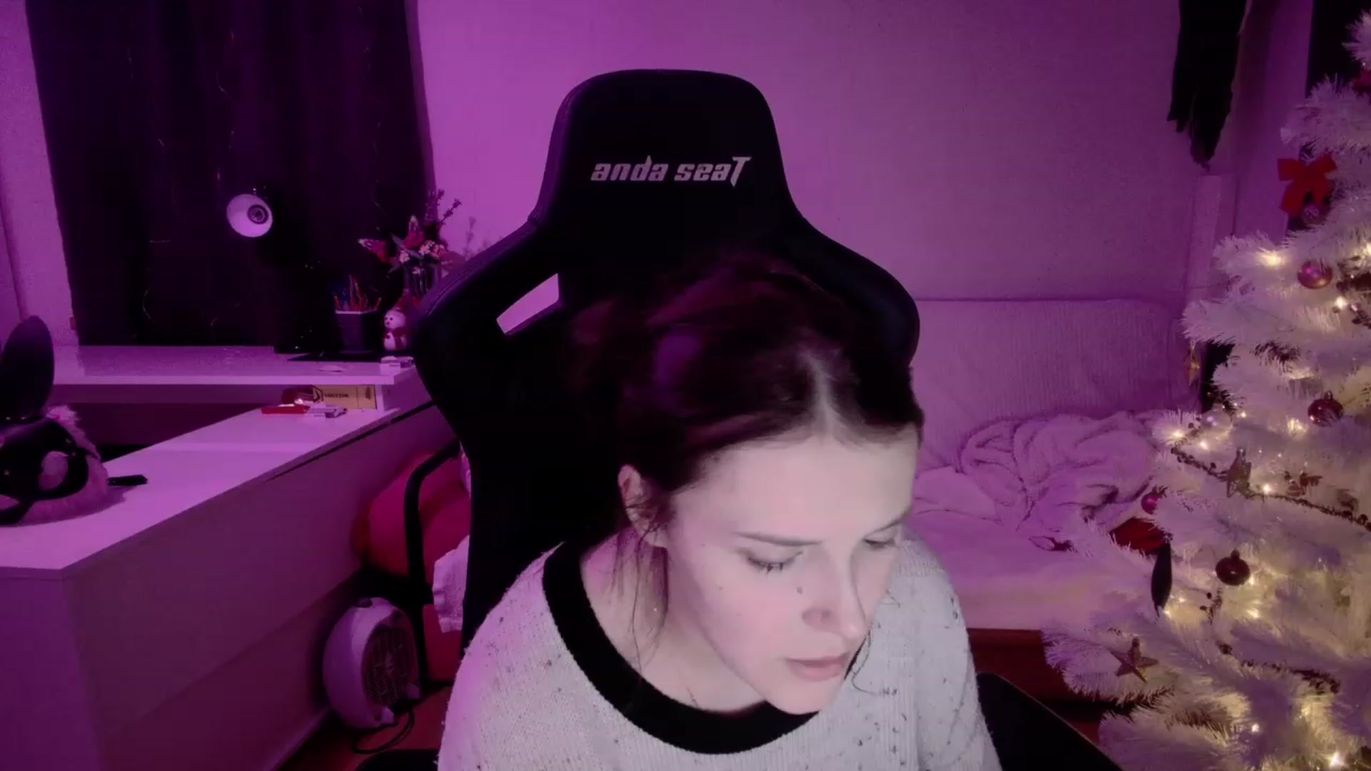 Gallery image thumbnail from crybabyKys's myfreecams stream on, 01/01/2024, 01:30 image 19 of 20