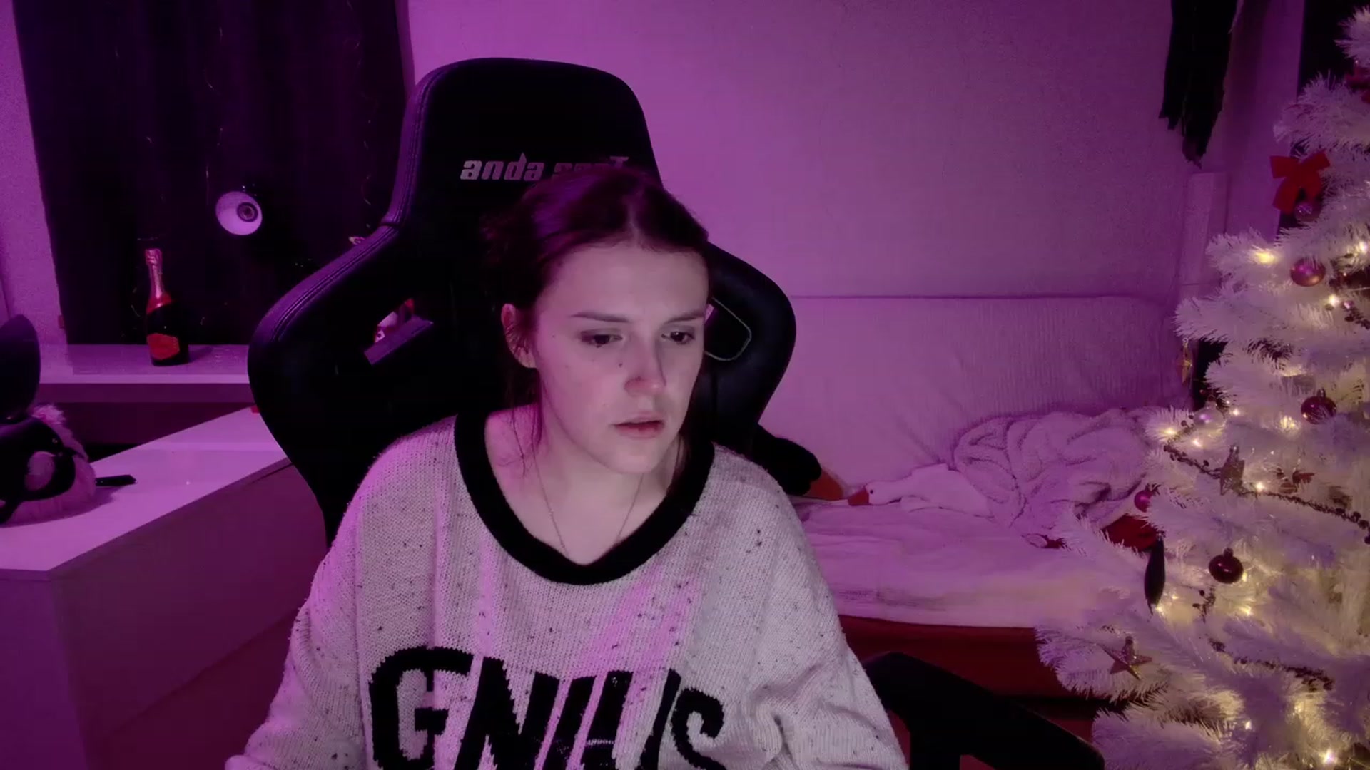 Gallery image thumbnail from crybabyKys's myfreecams stream on, 01/01/2024, 01:30 image 16 of 20