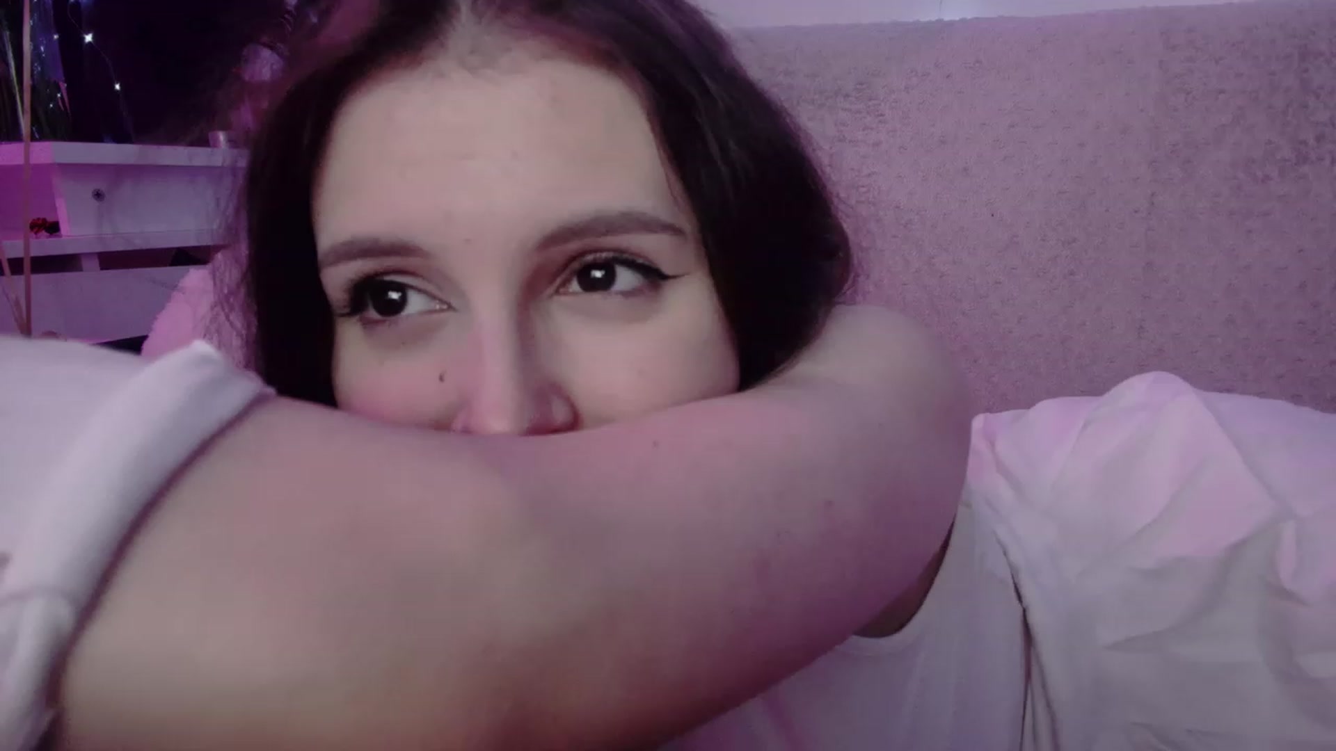 Gallery image thumbnail from crybabyKys's myfreecams stream on, 01/04/2024, 24:02 image 16 of 20