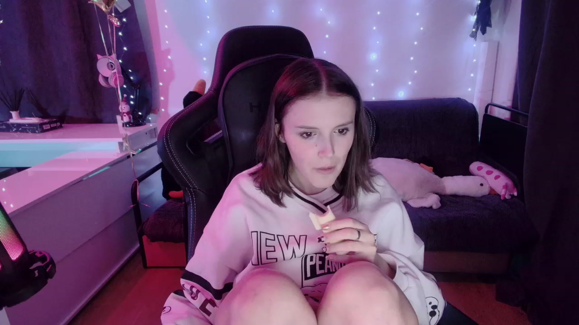 Gallery image thumbnail from crybabyKys's myfreecams stream on, 01/17/2024, 24:11 image 3 of 20