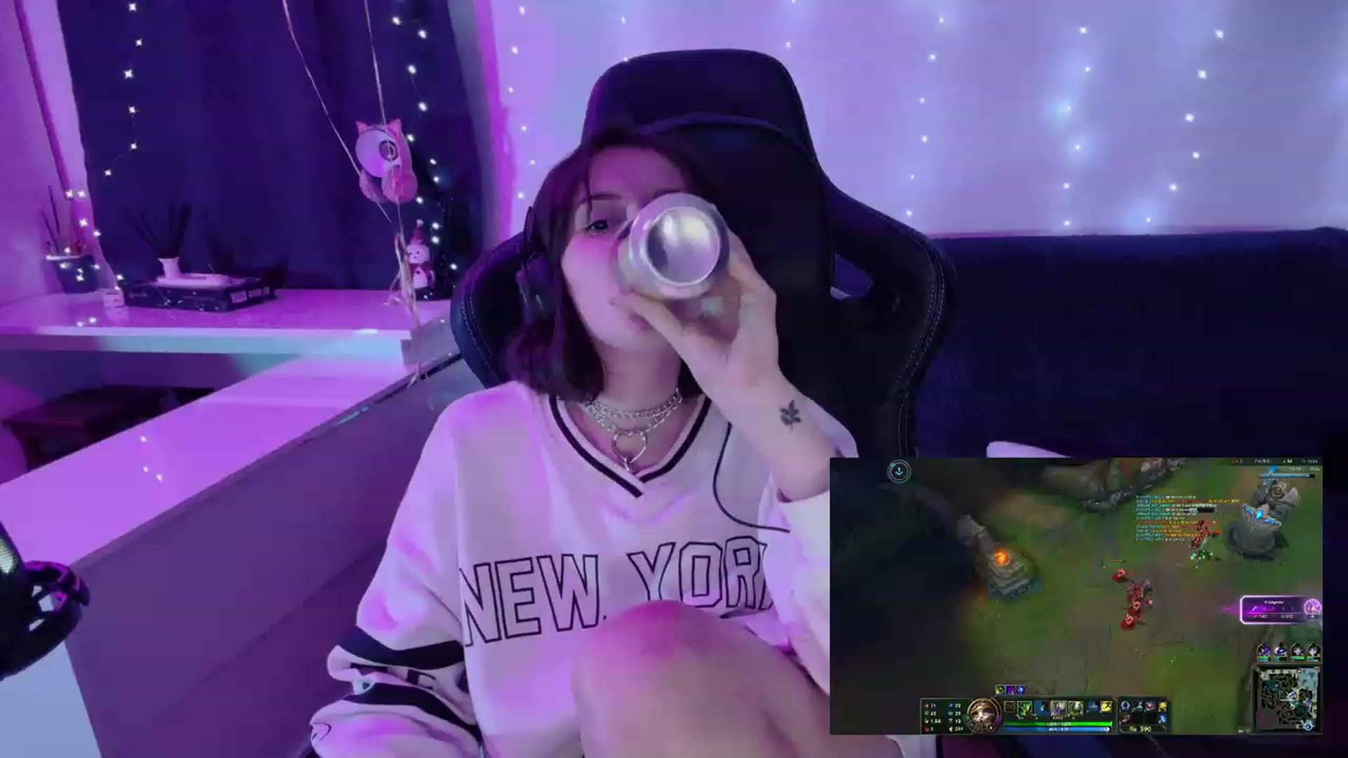 Gallery image thumbnail from crybabyKys's myfreecams stream on, 01/17/2024, 21:36 image 17 of 20