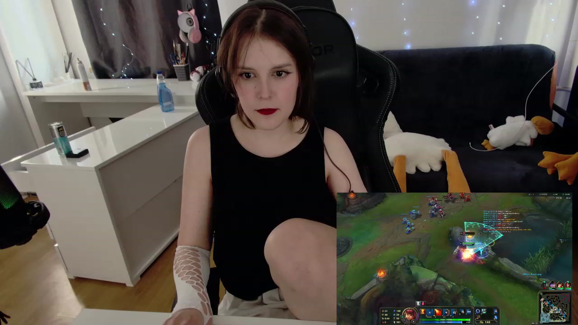 Gallery image thumbnail from crybabyKys's myfreecams stream on, 01/31/2024, 12:50 image 12 of 20