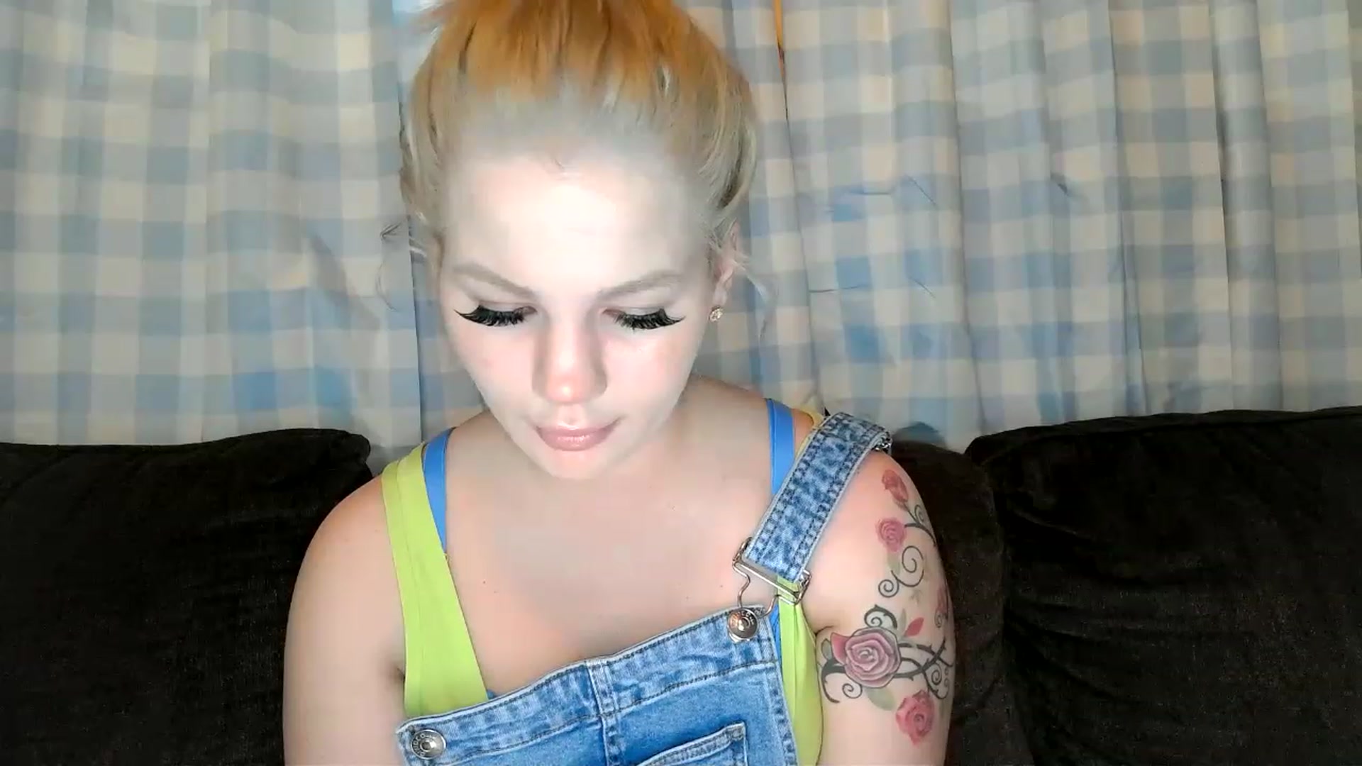 Gallery image thumbnail from cupcakebarbie's myfreecams stream on, 04/08/2023, 15:02 image 18 of 20