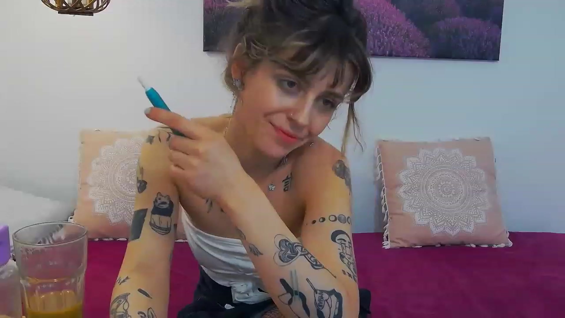 Gallery image thumbnail from curlyellas's myfreecams stream on, 06/09/2023, 17:01 image 9 of 20