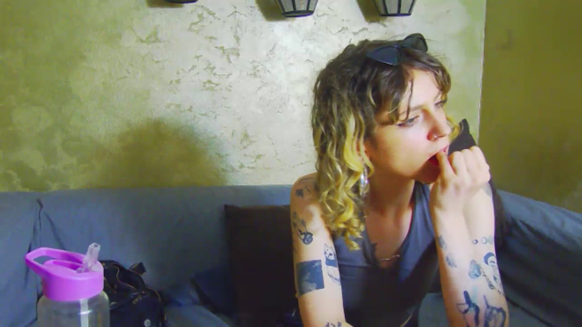 Gallery image thumbnail from curlyellas's myfreecams stream on, 07/16/2023, 19:21 image 13 of 20