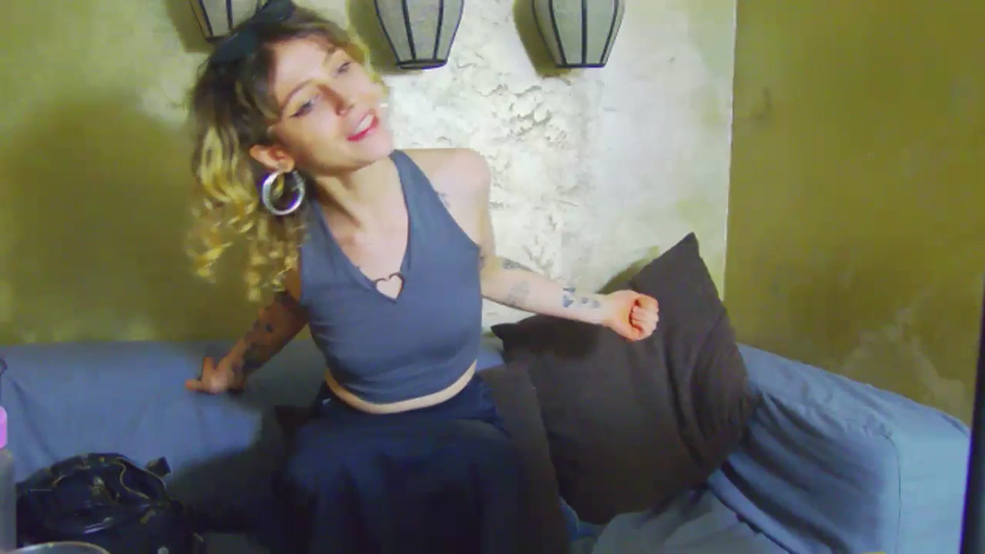 Gallery image thumbnail from curlyellas's myfreecams stream on, 07/16/2023, 19:21 image 18 of 20