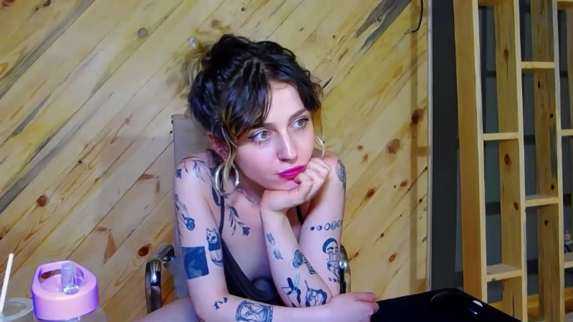 Gallery image thumbnail from curlyellas's myfreecams stream on, 07/19/2023, 17:46 image 17 of 20