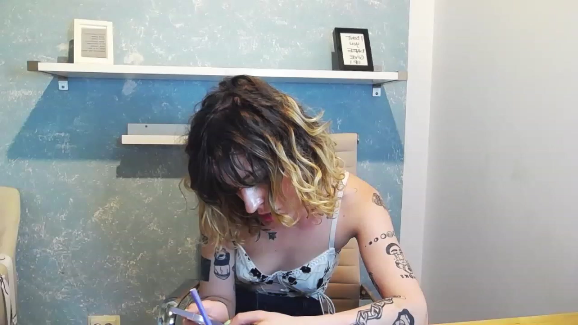 Gallery image thumbnail from curlyellas's myfreecams stream on, 08/22/2023, 16:33 image 15 of 20