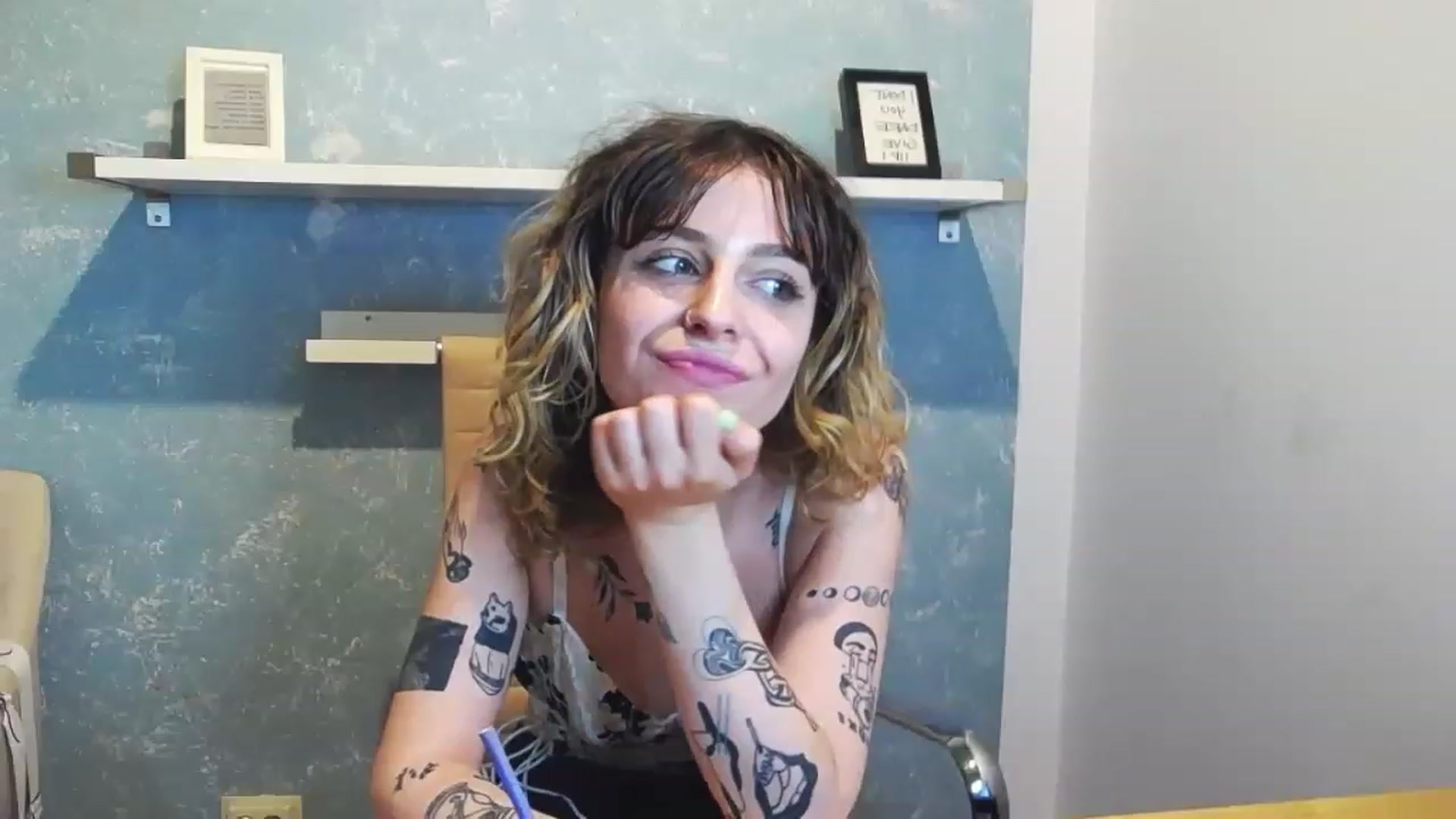 Gallery image thumbnail from curlyellas's myfreecams stream on, 08/22/2023, 16:33 image 11 of 20