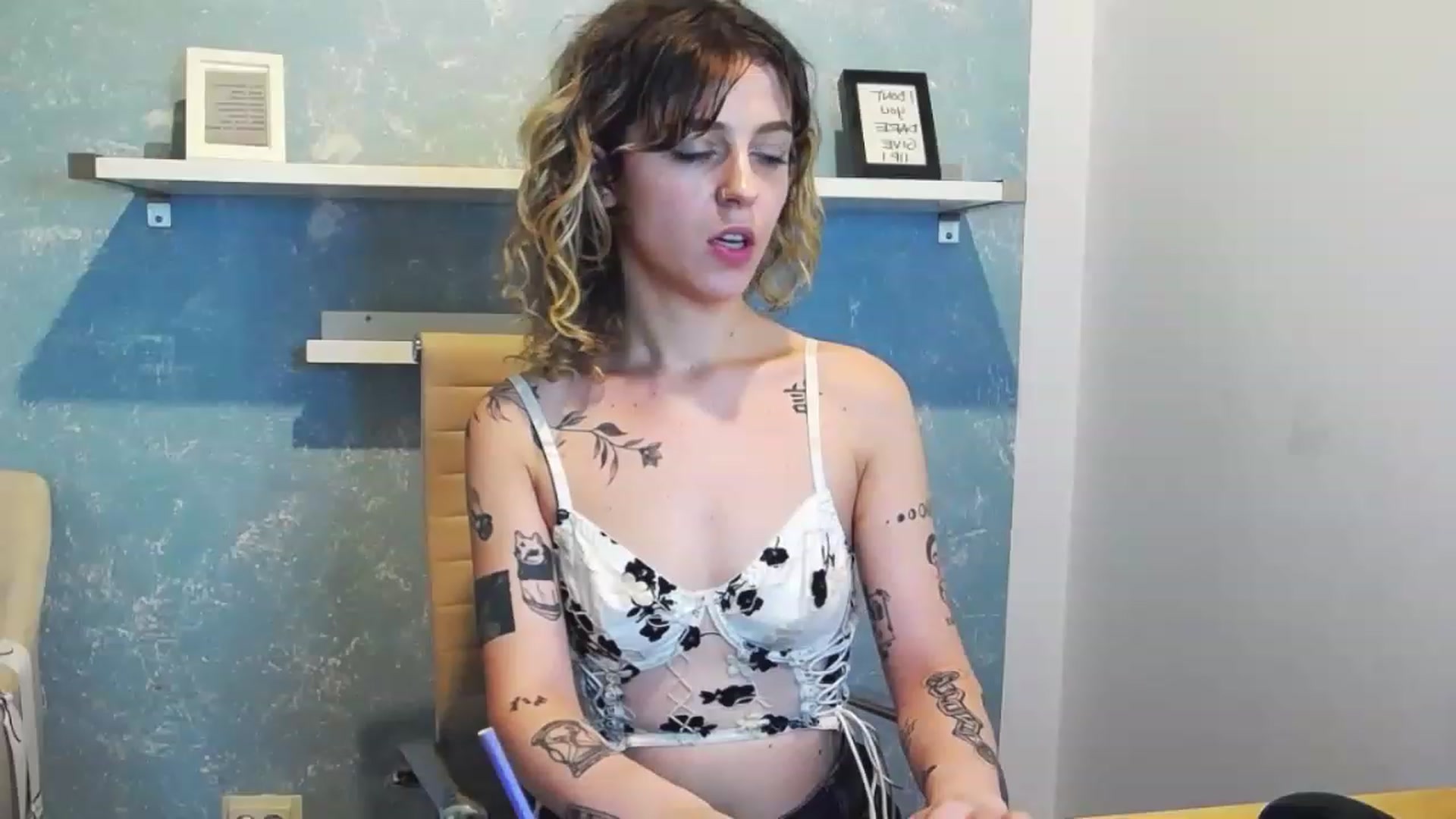 Gallery image thumbnail from curlyellas's myfreecams stream on, 08/22/2023, 16:33 image 5 of 20