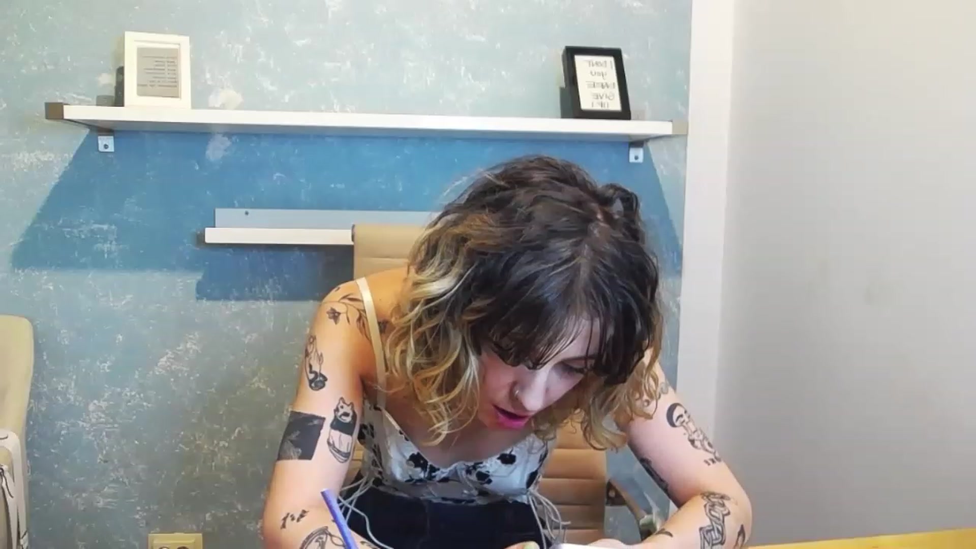 Gallery image thumbnail from curlyellas's myfreecams stream on, 08/22/2023, 16:33 image 16 of 20