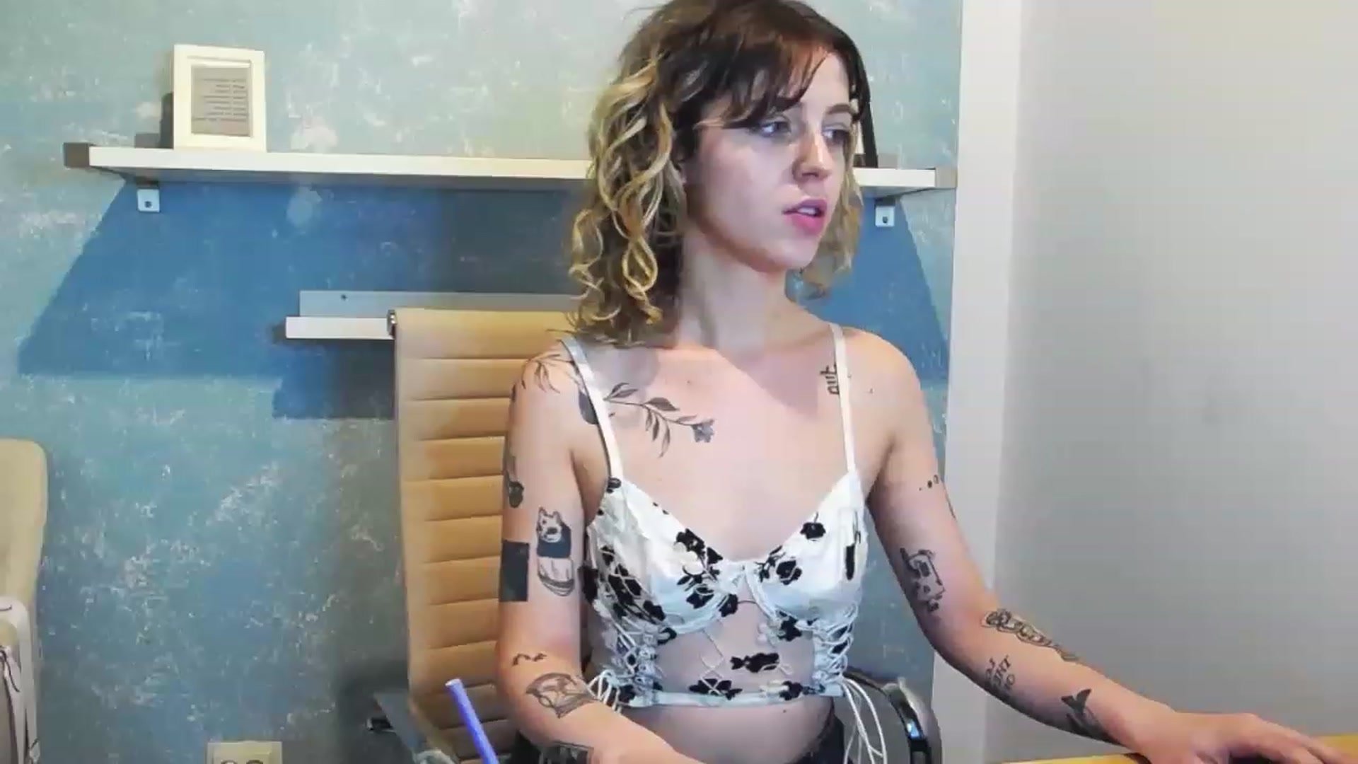 Gallery image thumbnail from curlyellas's myfreecams stream on, 08/22/2023, 16:33 image 4 of 20