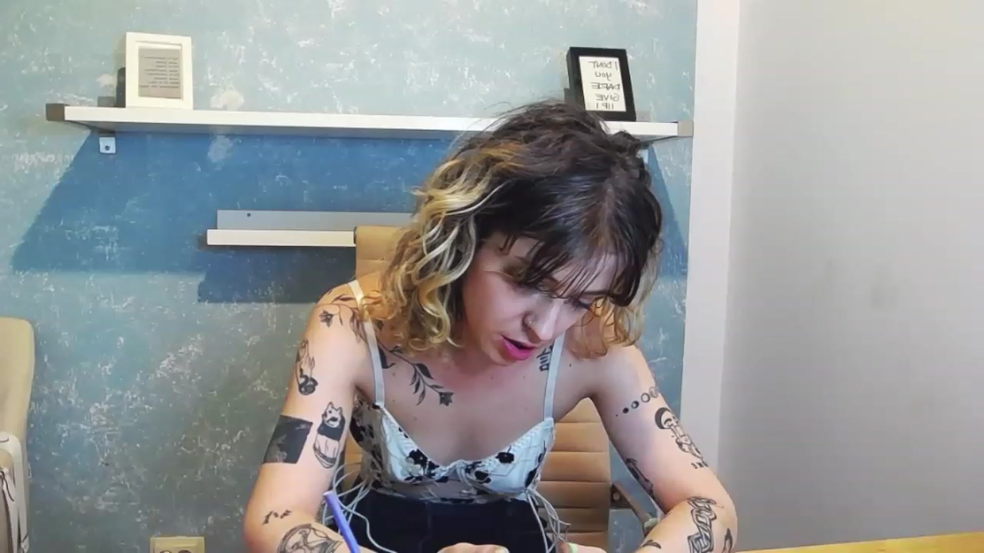 Gallery image thumbnail from curlyellas's myfreecams stream on, 08/22/2023, 16:33 image 17 of 20