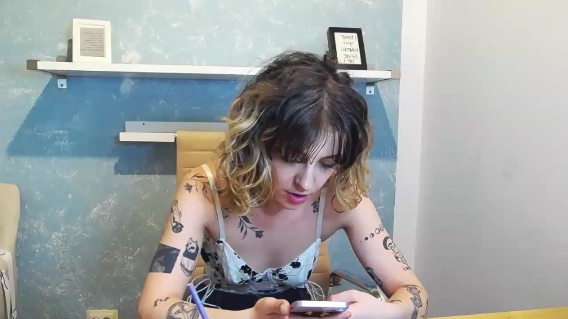 Gallery image thumbnail from curlyellas's myfreecams stream on, 08/22/2023, 16:33 image 13 of 20