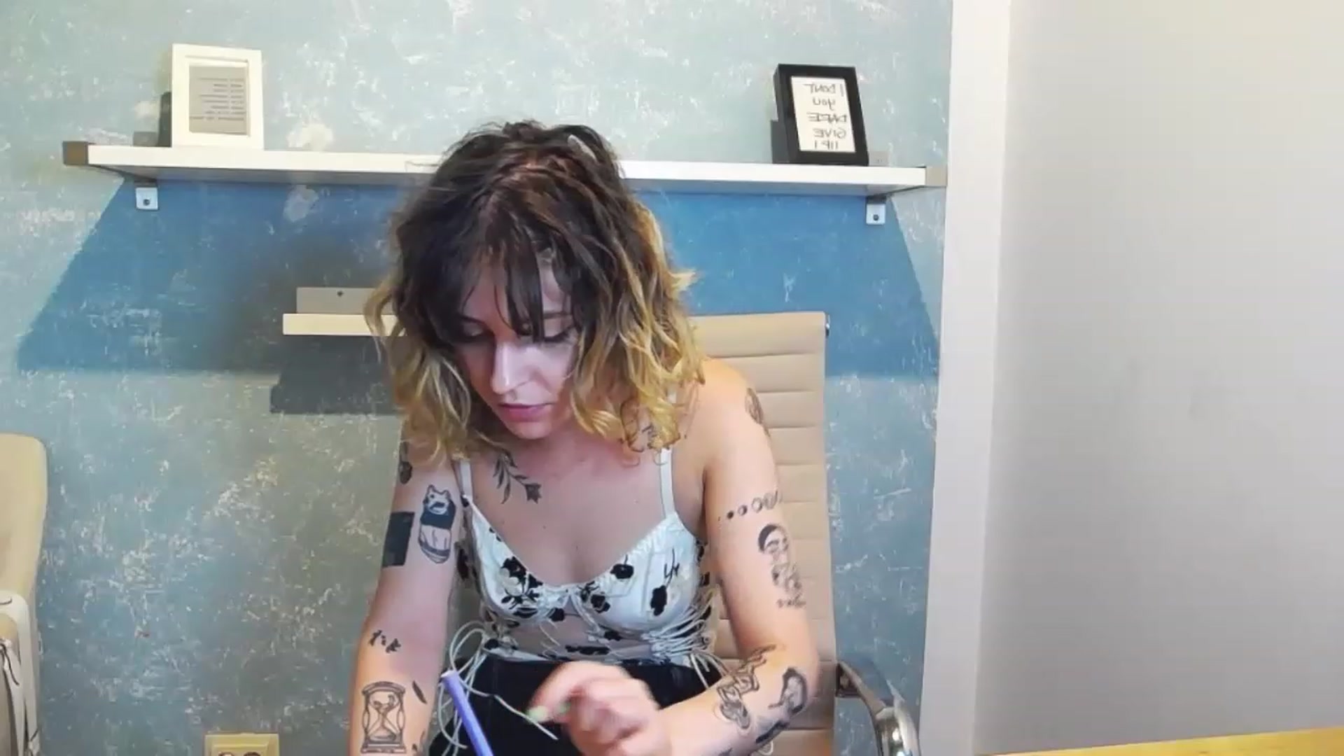 Gallery image thumbnail from curlyellas's myfreecams stream on, 08/22/2023, 16:33 image 14 of 20