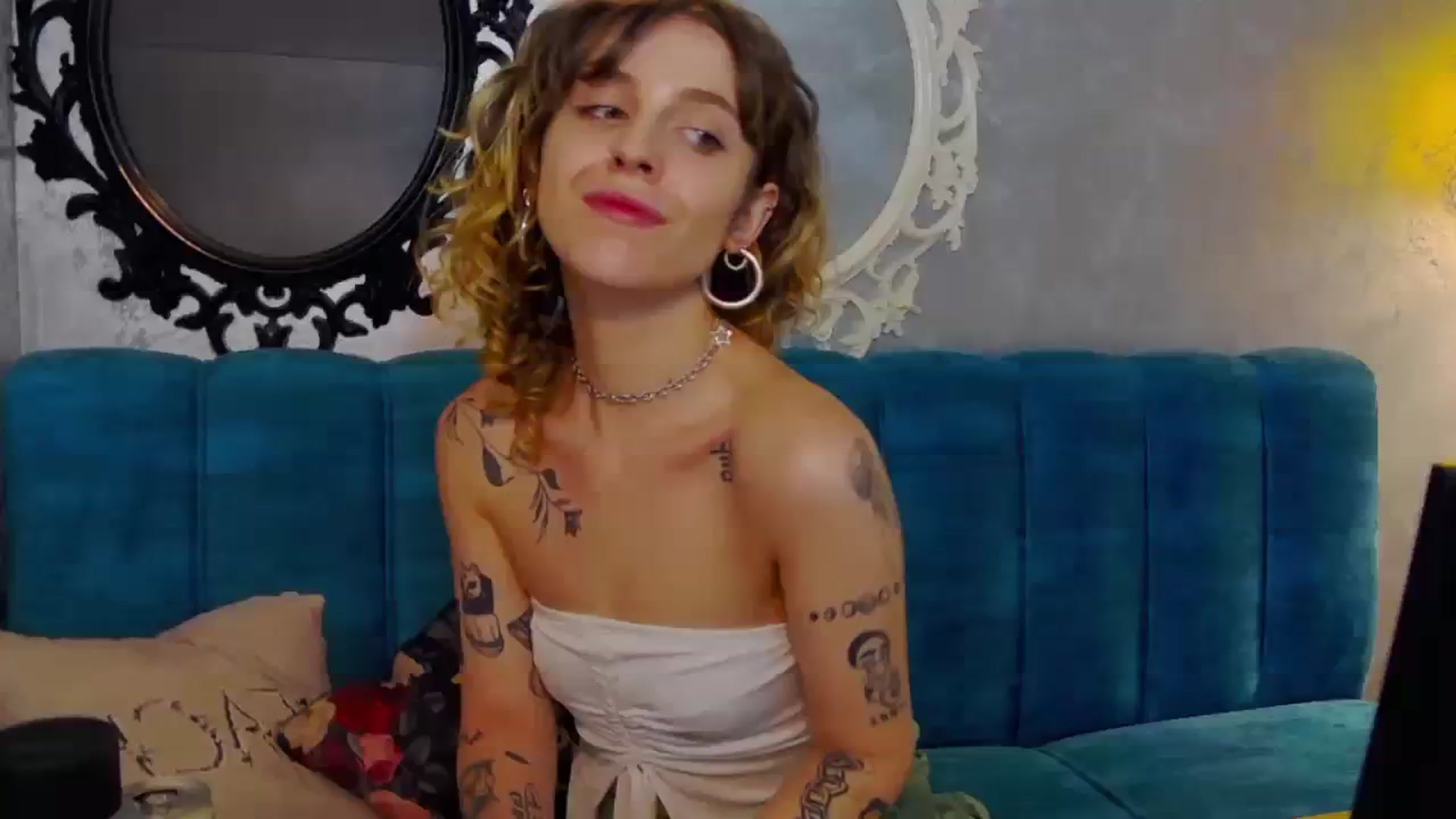Gallery image thumbnail from curlyellas's myfreecams stream on, 08/25/2023, 18:49 image 3 of 20