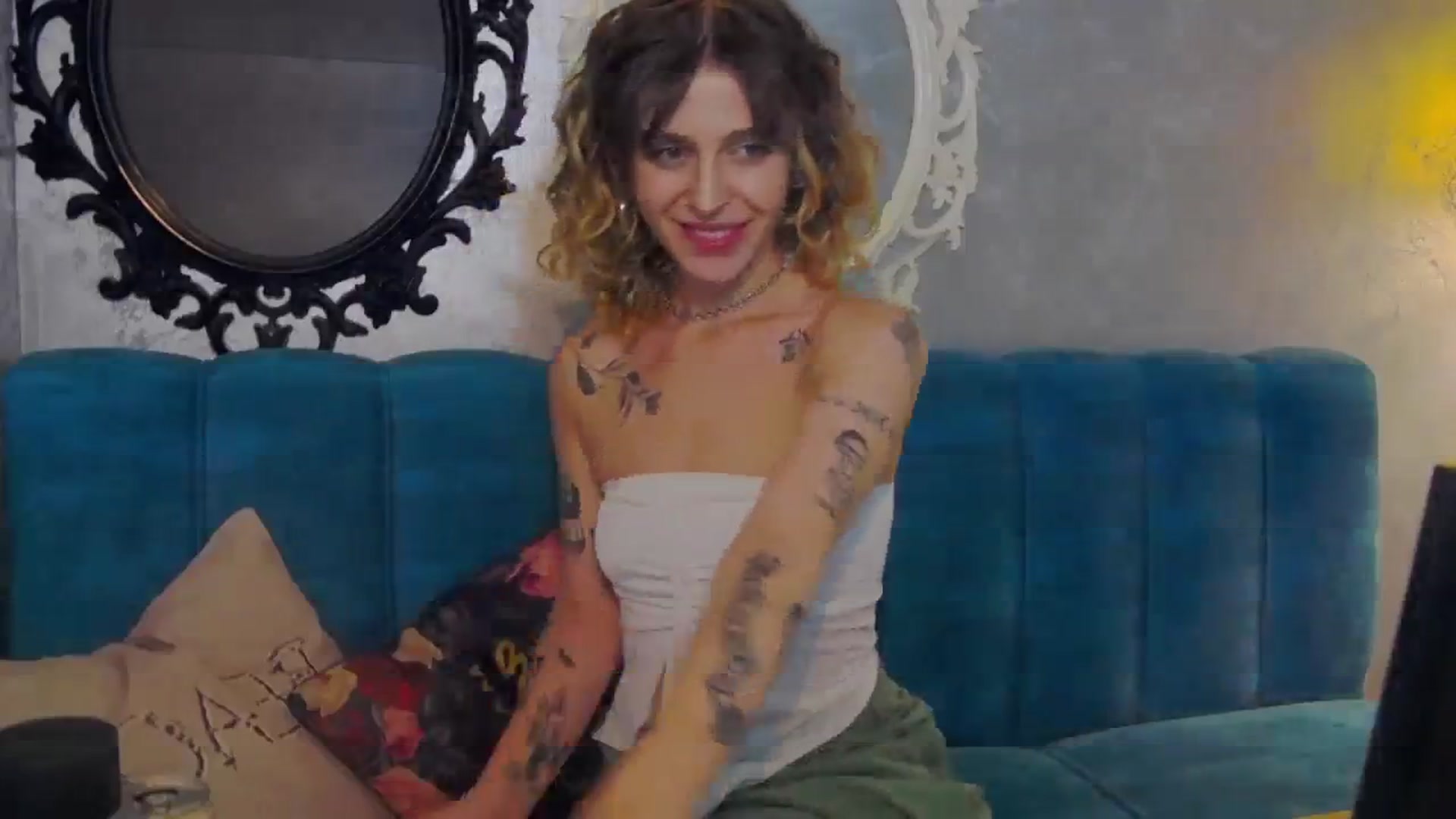 Gallery image thumbnail from curlyellas's myfreecams stream on, 08/25/2023, 18:49 image 2 of 20